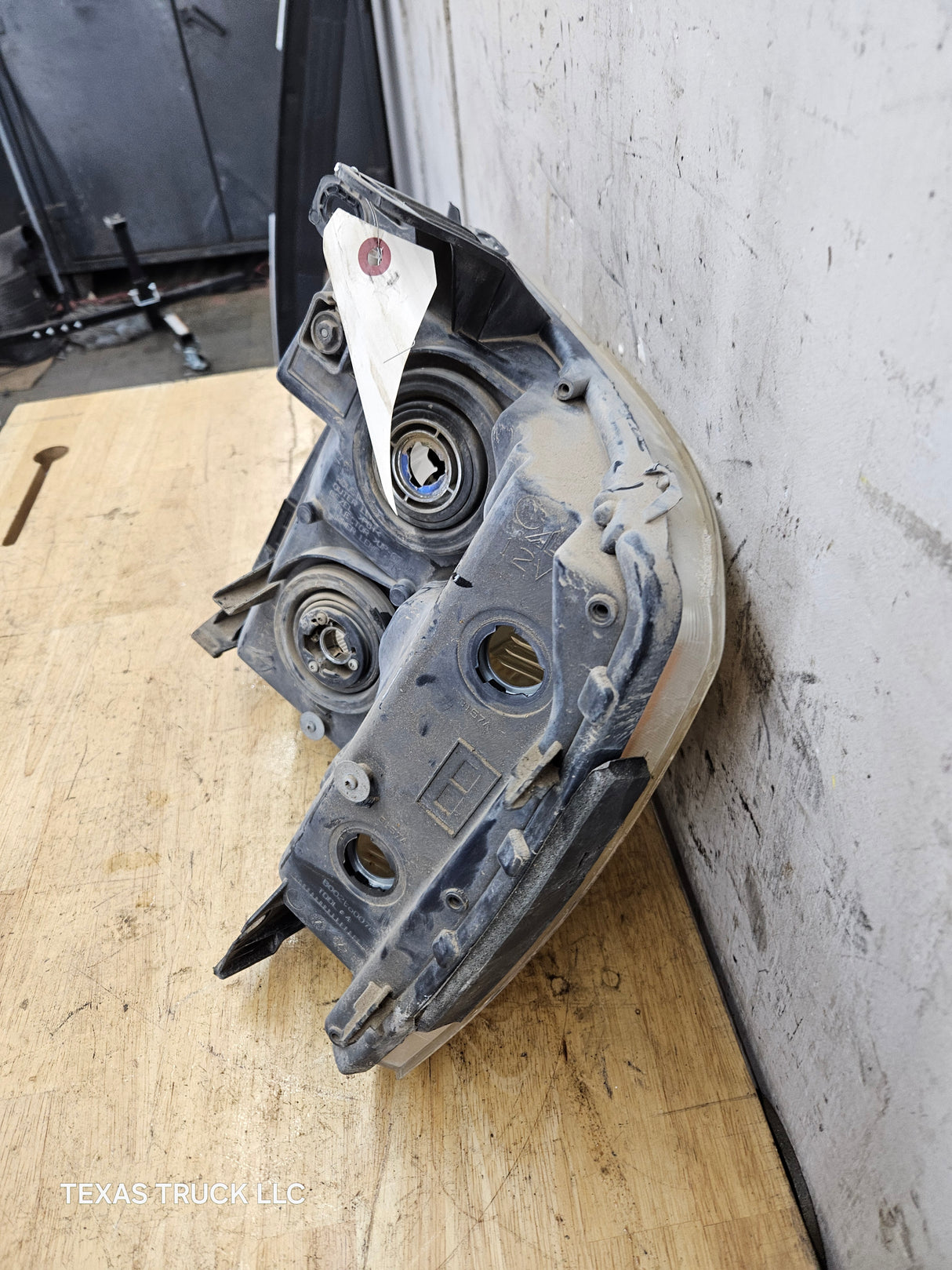 2007-2013 Chevrolet Silverado 1500 2500 3500 RH Passenger Side Halogen Headlight 25833679