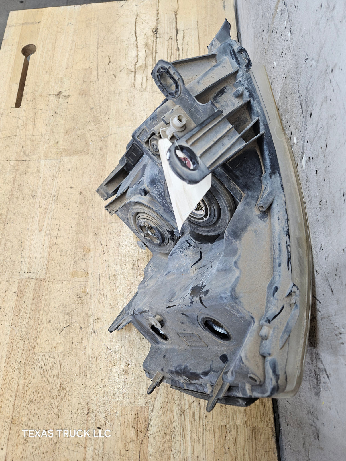 2007-2013 Chevrolet Silverado 1500 2500 3500 RH Passenger Side Halogen Headlight 25833679