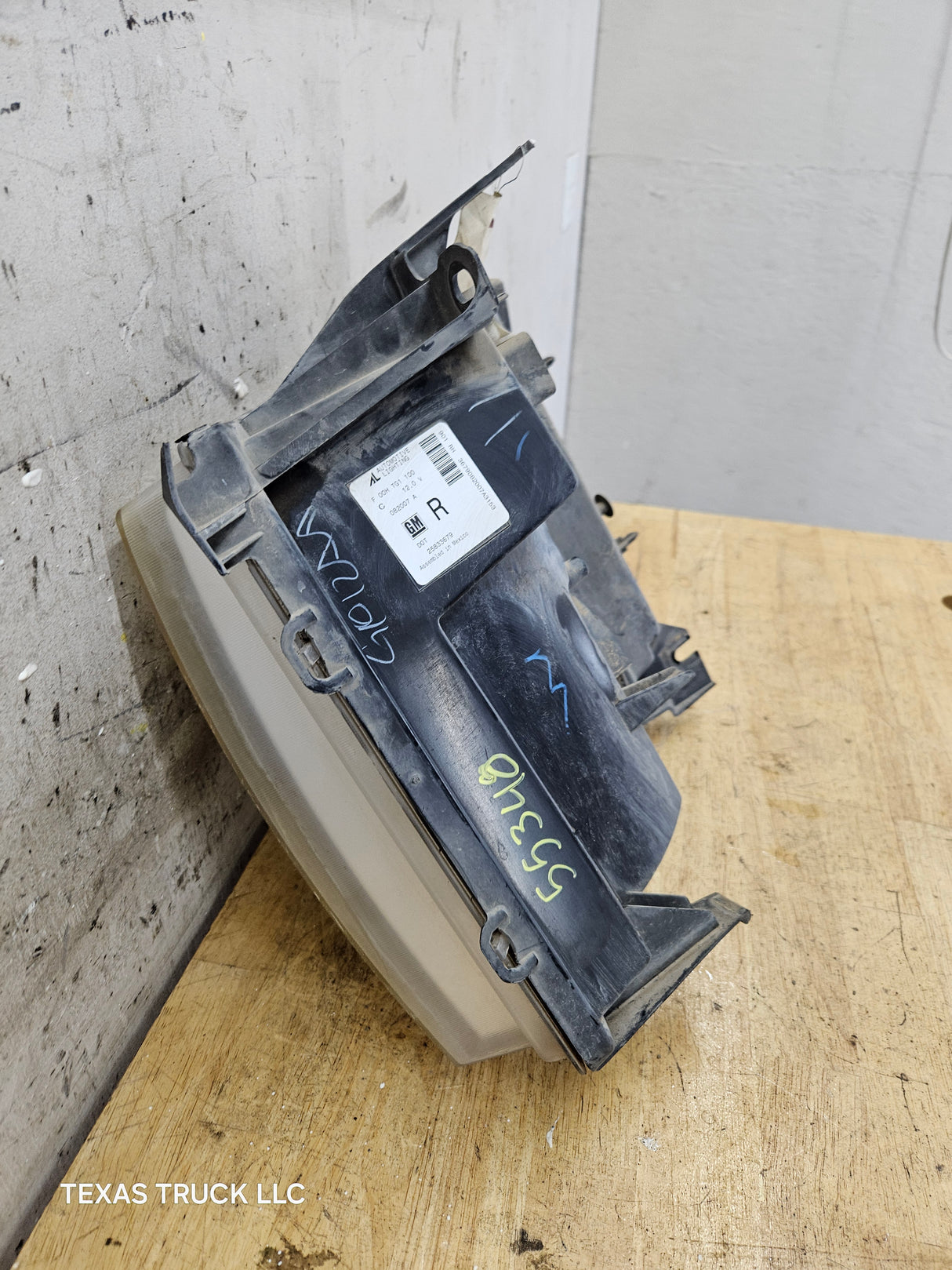 2007-2013 Chevrolet Silverado 1500 2500 3500 RH Passenger Side Halogen Headlight 25833679