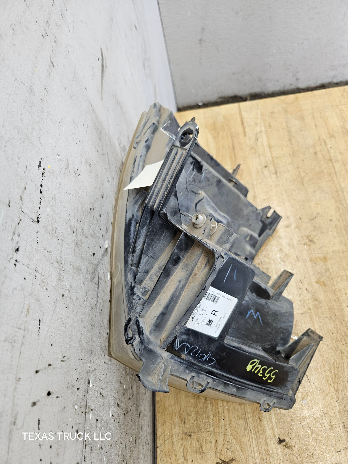 2007-2013 Chevrolet Silverado 1500 2500 3500 RH Passenger Side Halogen Headlight 25833679