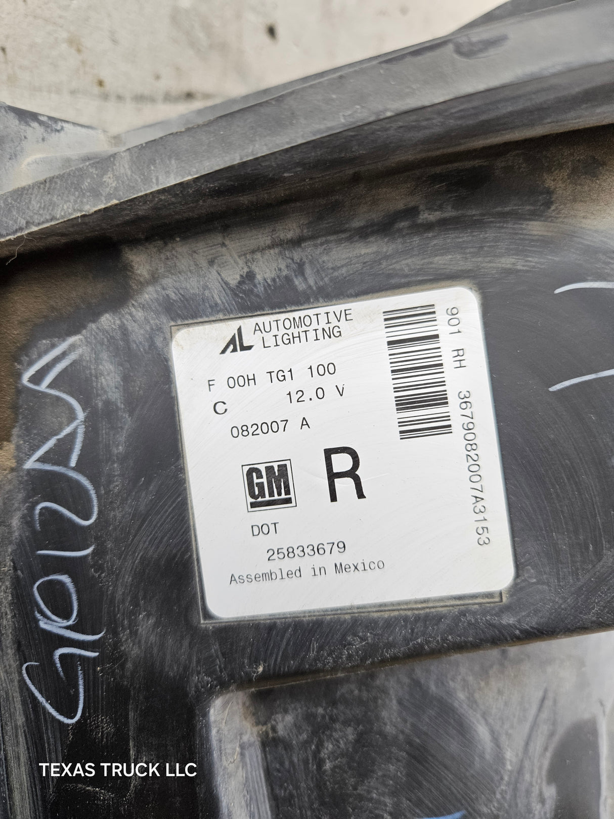 2007-2013 Chevrolet Silverado 1500 2500 3500 RH Passenger Side Halogen Headlight 25833679