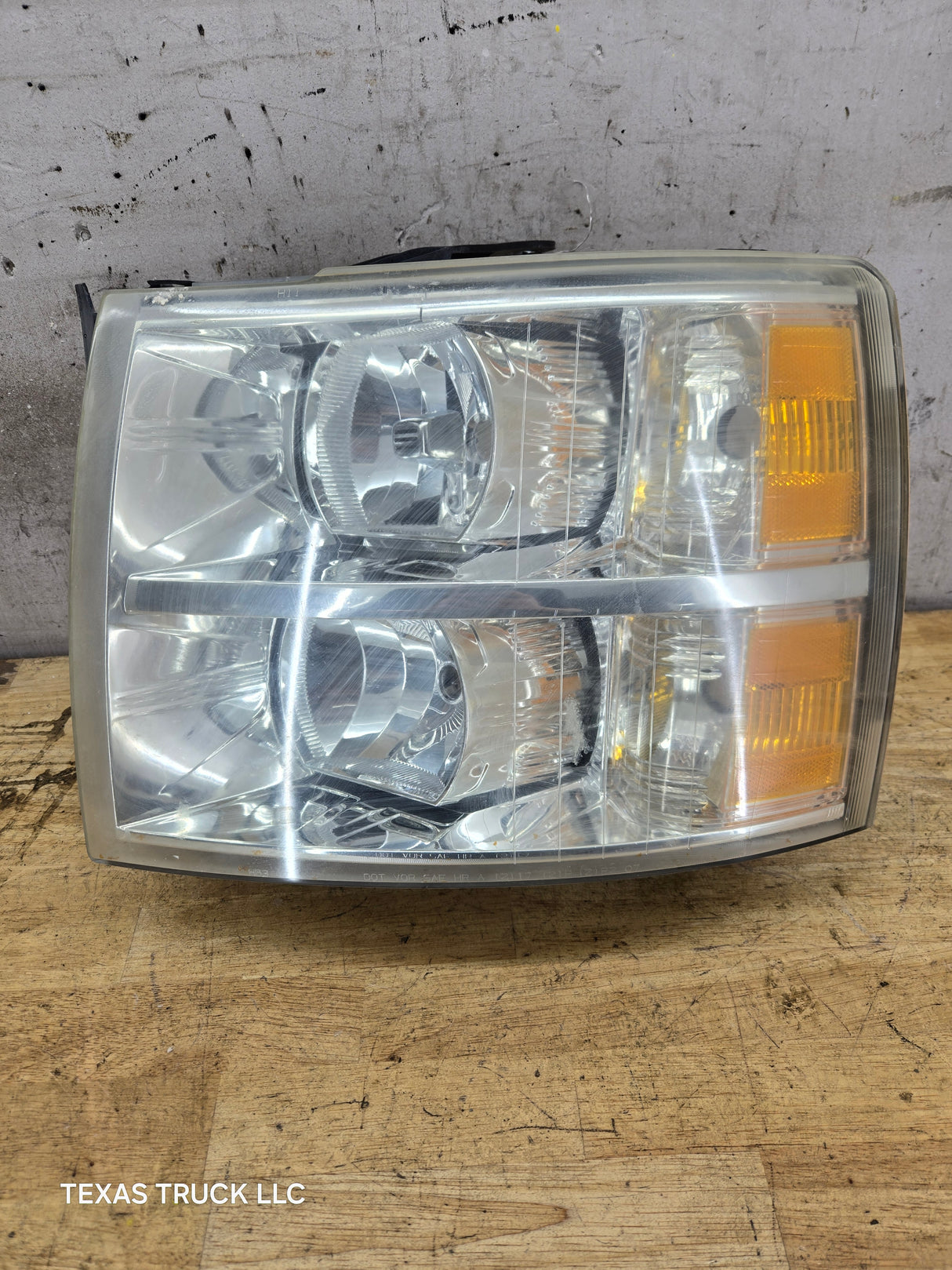 2007-2013 Chevrolet Silverado 1500 2500 3500 LH Driver Side Halogen Headlight 25833678