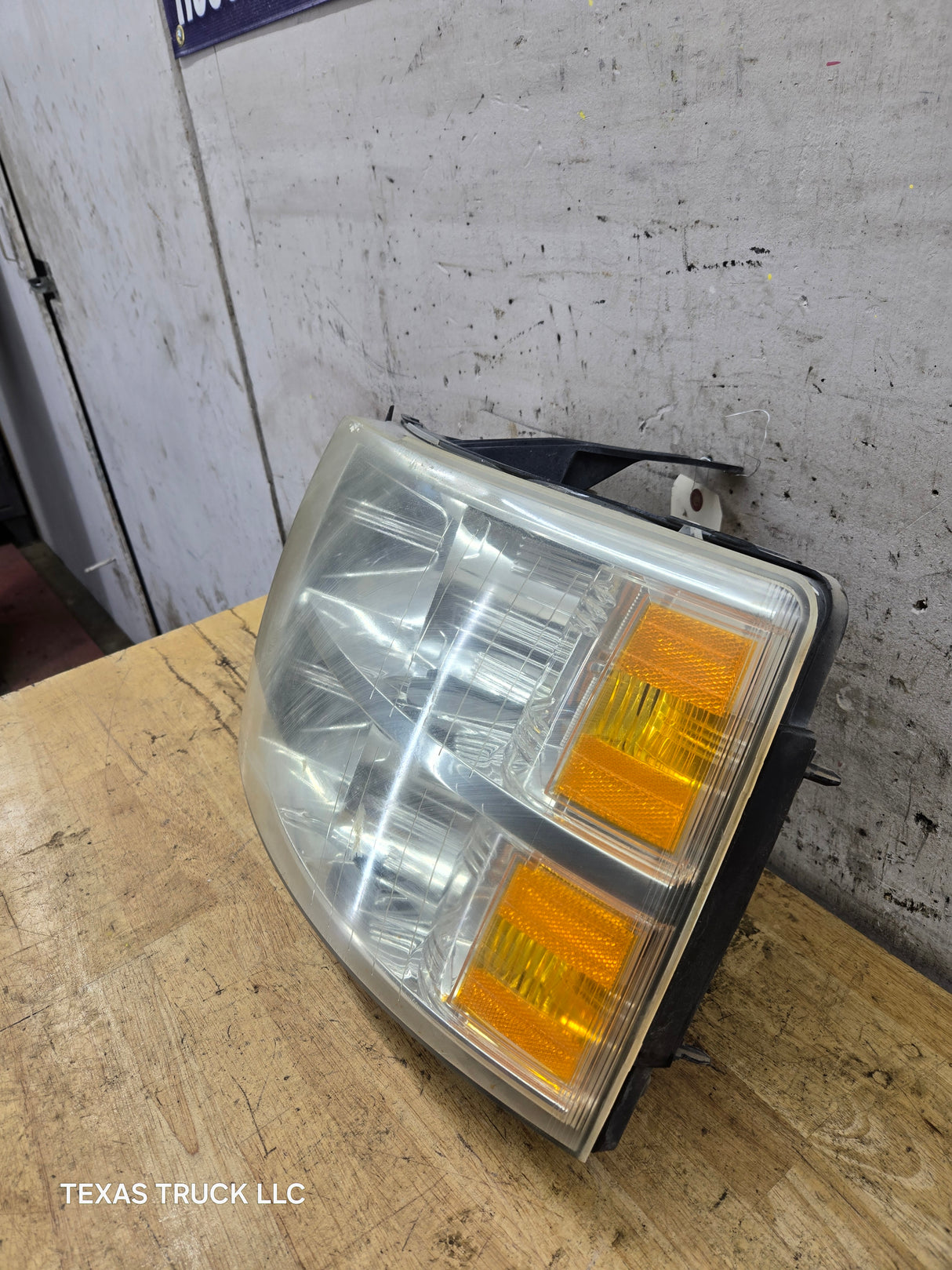 2007-2013 Chevrolet Silverado 1500 2500 3500 LH Driver Side Halogen Headlight 25833678