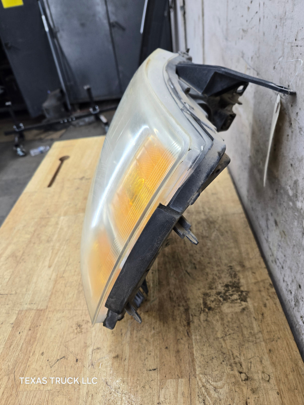 2007-2013 Chevrolet Silverado 1500 2500 3500 LH Driver Side Halogen Headlight 25833678