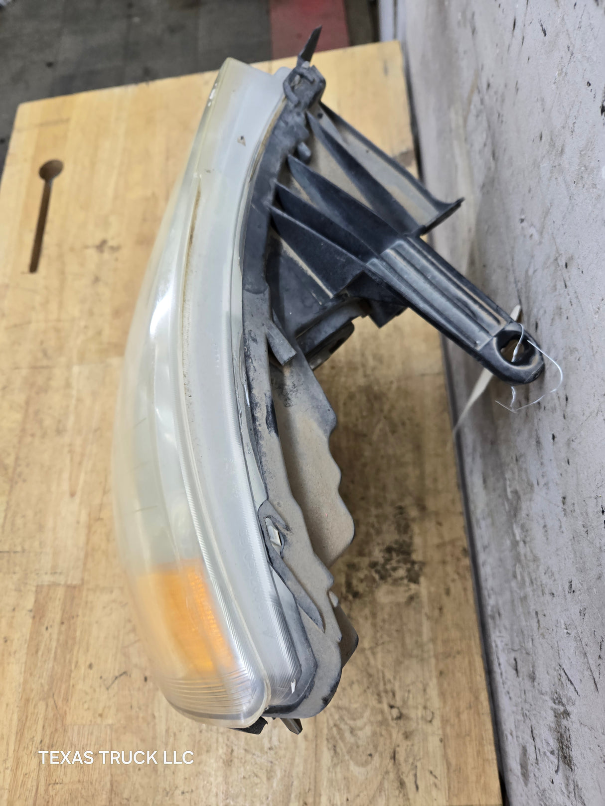 2007-2013 Chevrolet Silverado 1500 2500 3500 LH Driver Side Halogen Headlight 25833678