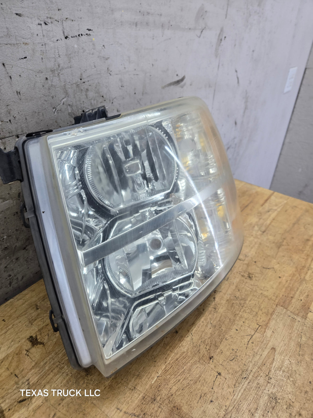 2007-2013 Chevrolet Silverado 1500 2500 3500 LH Driver Side Halogen Headlight 25833678