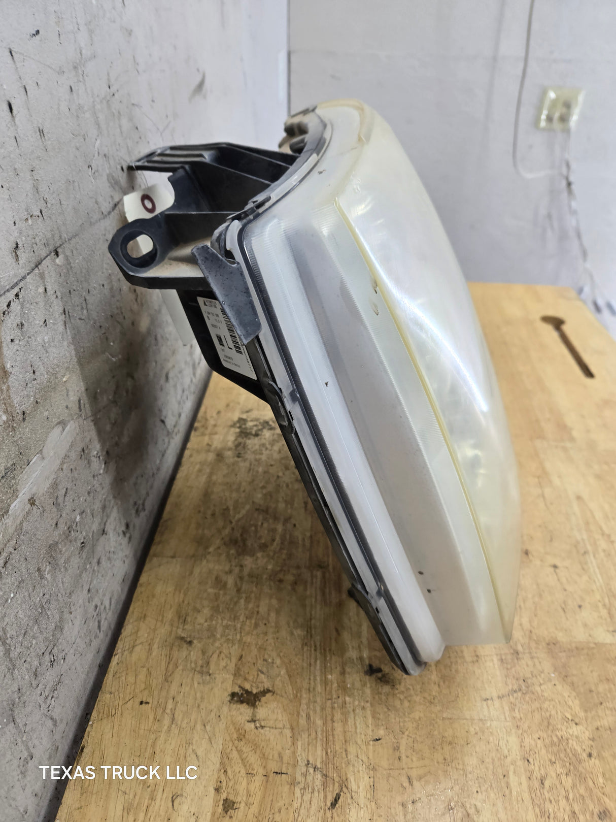 2007-2013 Chevrolet Silverado 1500 2500 3500 LH Driver Side Halogen Headlight 25833678