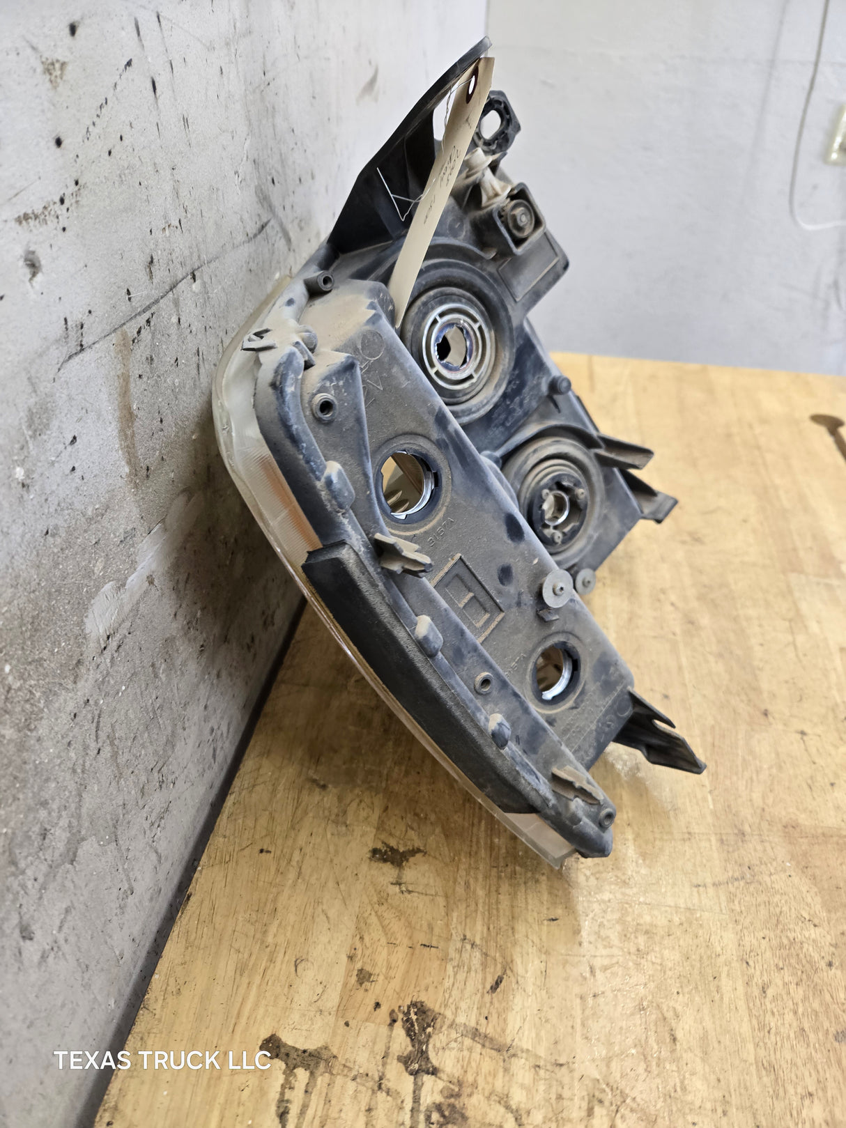 2007-2013 Chevrolet Silverado 1500 2500 3500 LH Driver Side Halogen Headlight 25833678