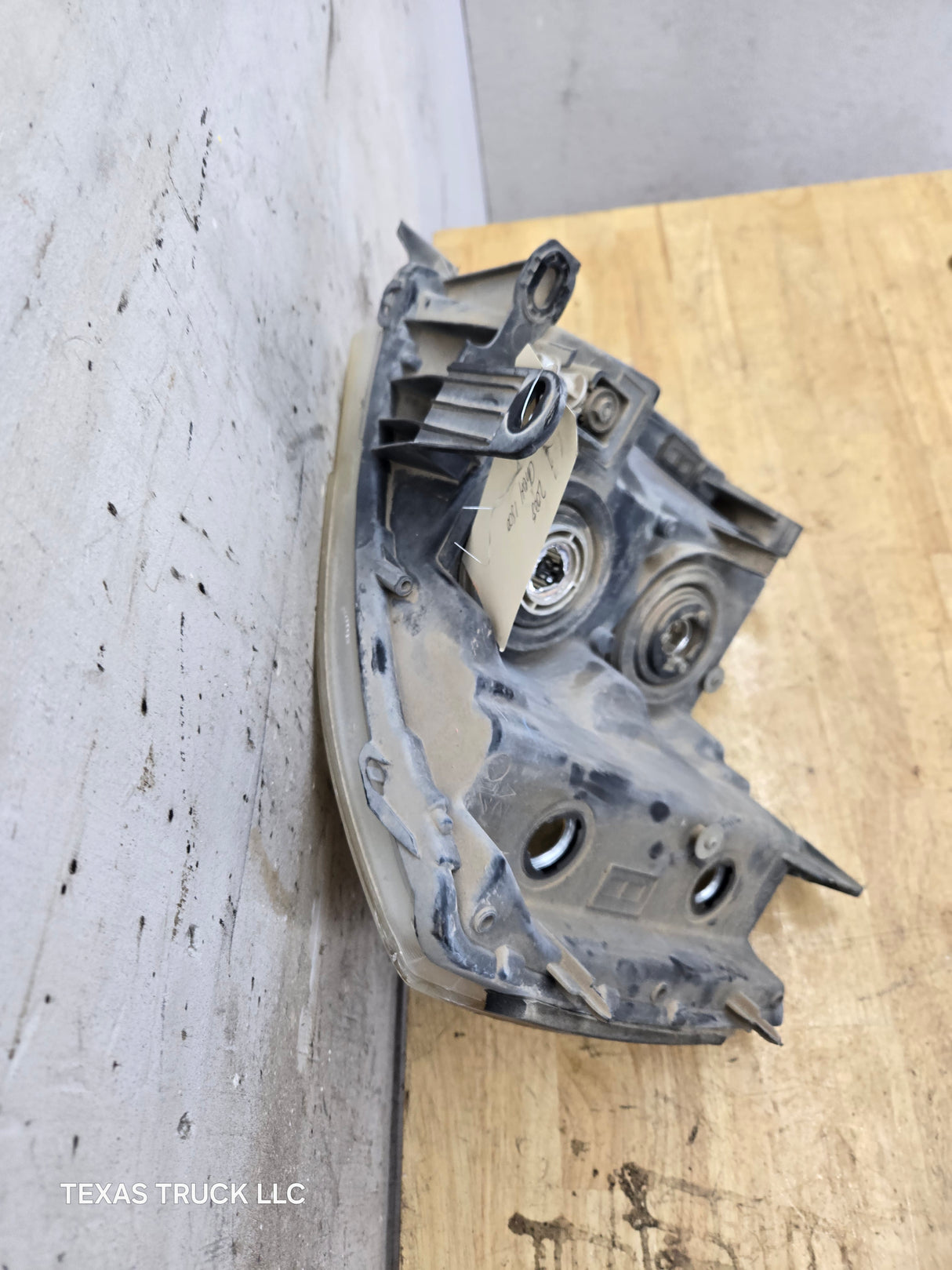 2007-2013 Chevrolet Silverado 1500 2500 3500 LH Driver Side Halogen Headlight 25833678