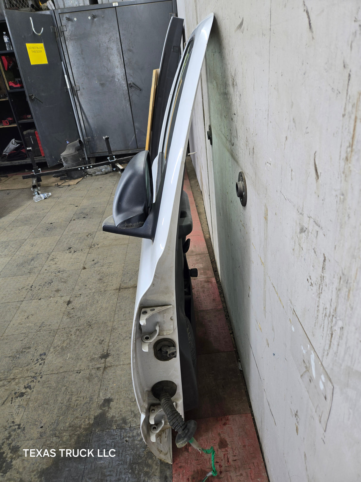 1999-2006 Chevrolet Silverado / GMC Sierra 1500 2500 3500 HD Front RH Passenger side Door