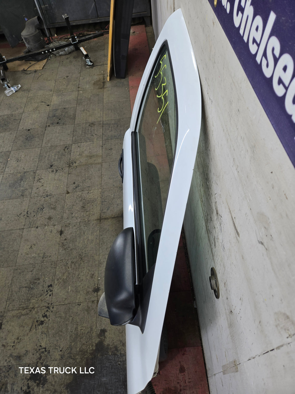 1999-2006 Chevrolet Silverado / GMC Sierra 1500 2500 3500 HD Front RH Passenger side Door