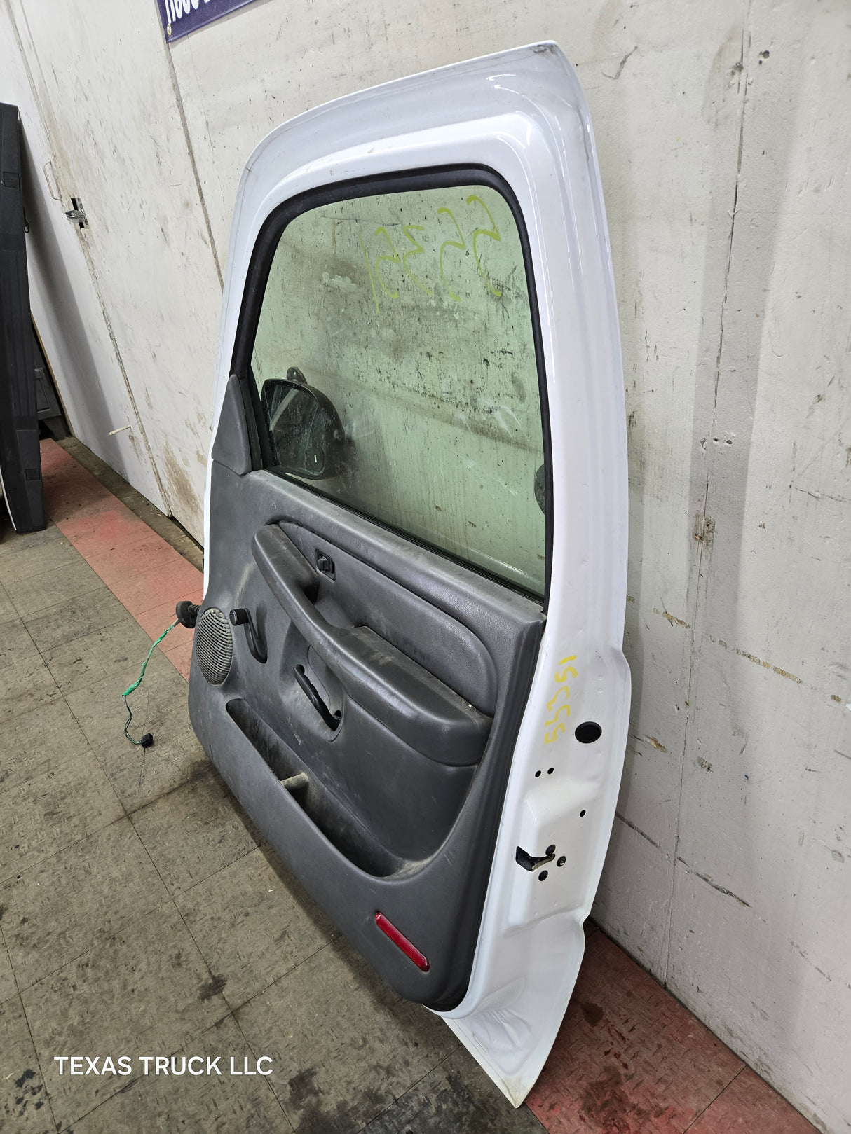 1999-2006 Chevrolet Silverado / GMC Sierra 1500 2500 3500 HD Front RH Passenger side Door