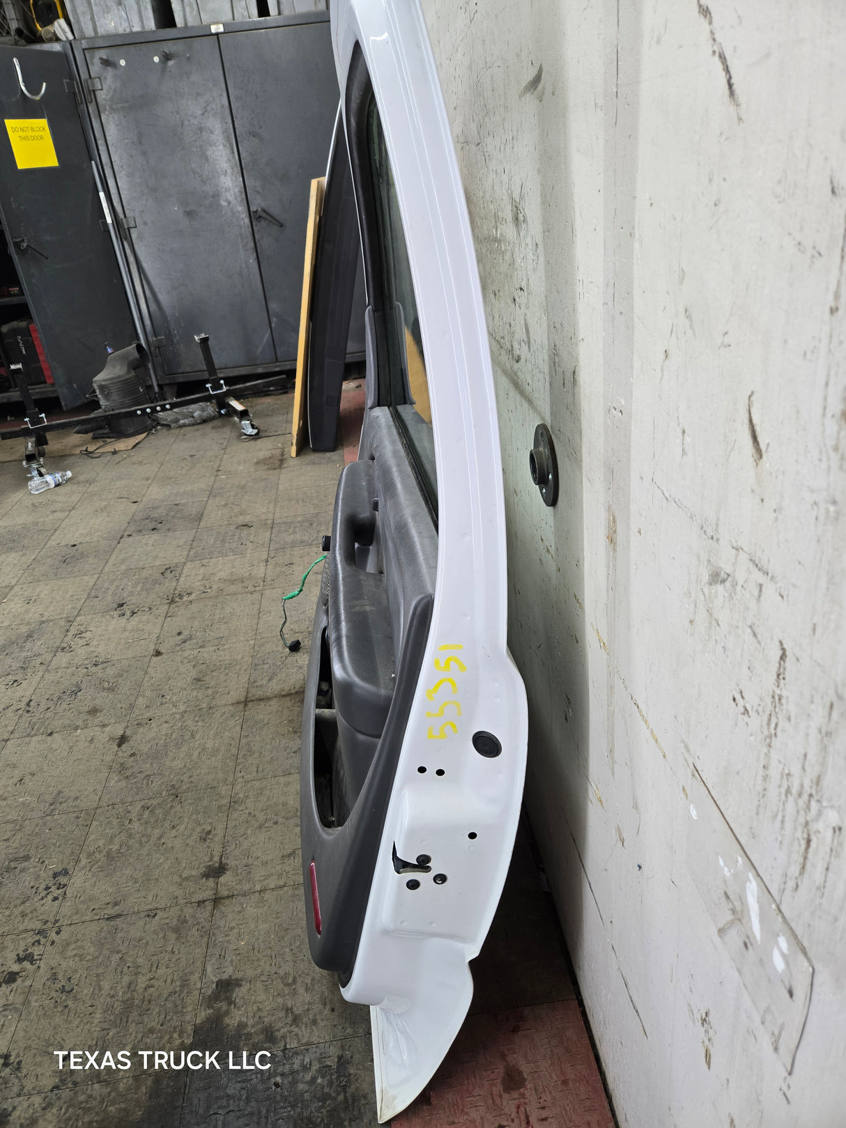 1999-2006 Chevrolet Silverado / GMC Sierra 1500 2500 3500 HD Front RH Passenger side Door