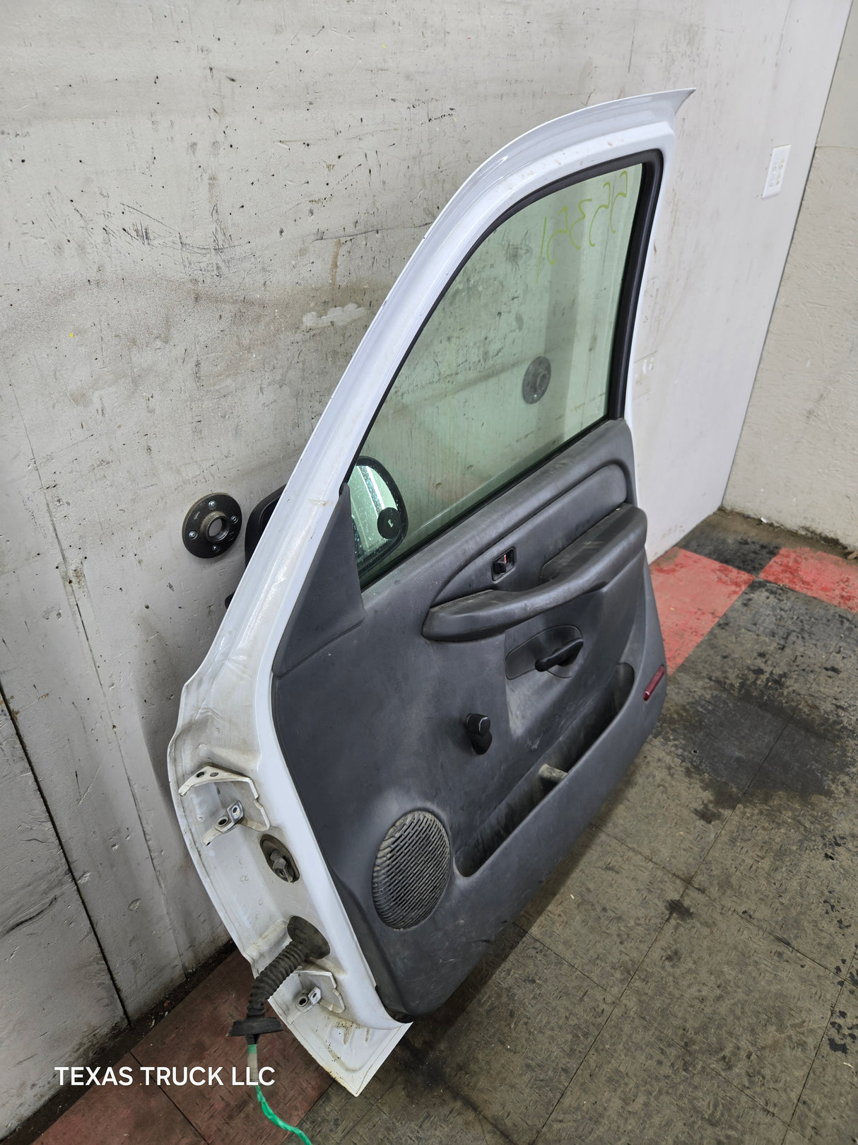 1999-2006 Chevrolet Silverado / GMC Sierra 1500 2500 3500 HD Front RH Passenger side Door
