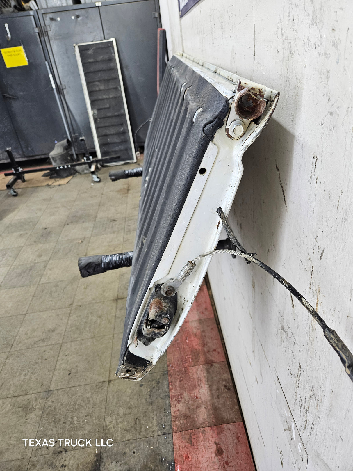 1999-2007 Chevrolet Silverado / GMC Sierra 1500 2500 3500 HD Tailgate