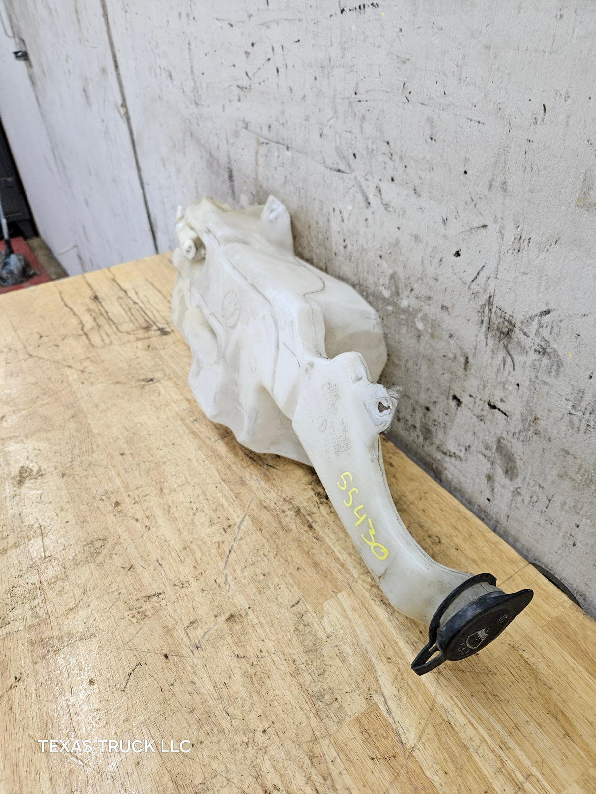 2007-2013 Chevrolet Silverado GMC Sierra Windshield Wiper Fluid Reservoir 1500 2500HD 3500HD 15917651