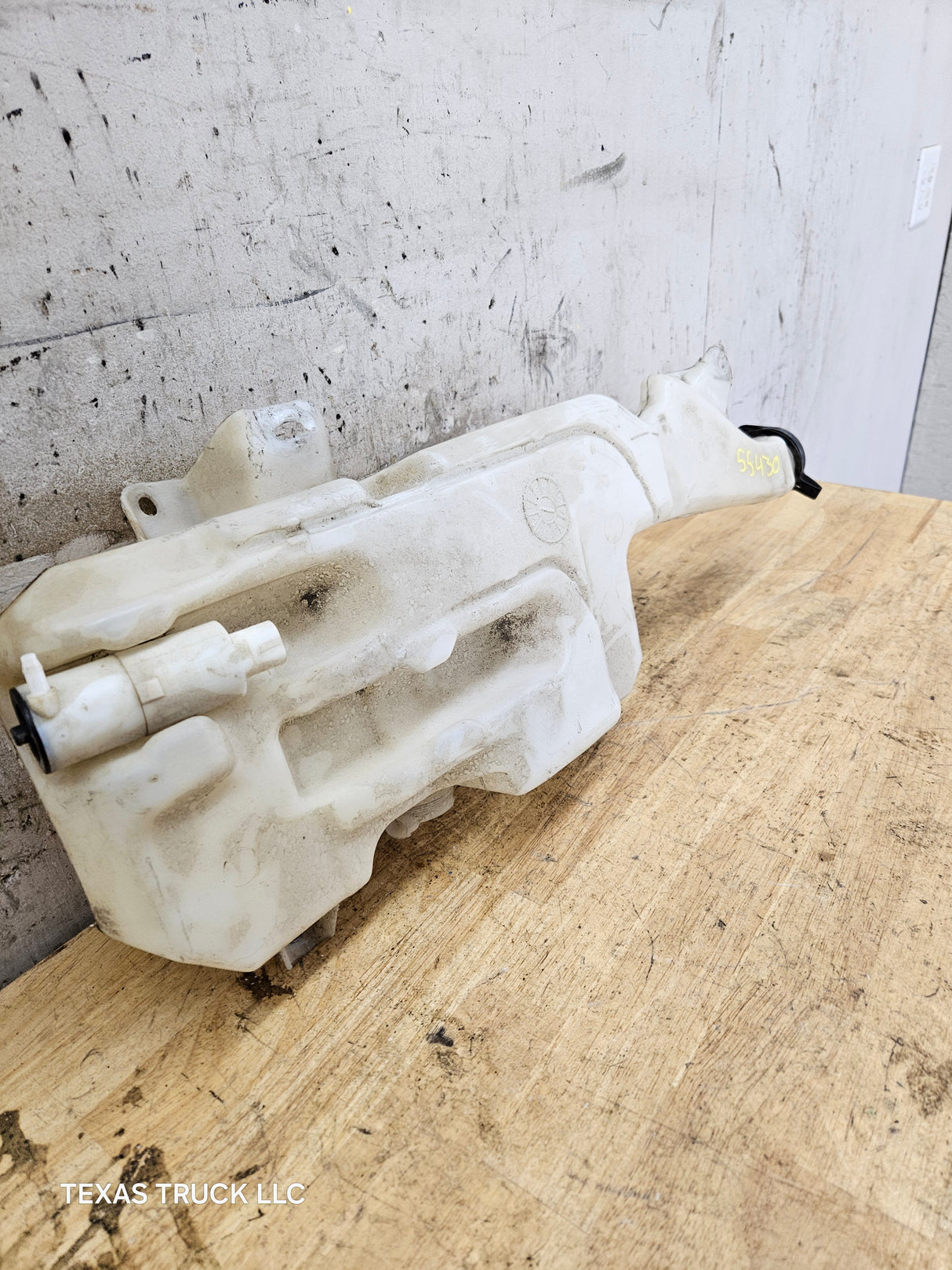 2007-2013 Chevrolet Silverado GMC Sierra Windshield Wiper Fluid Reservoir 1500 2500HD 3500HD 15917651