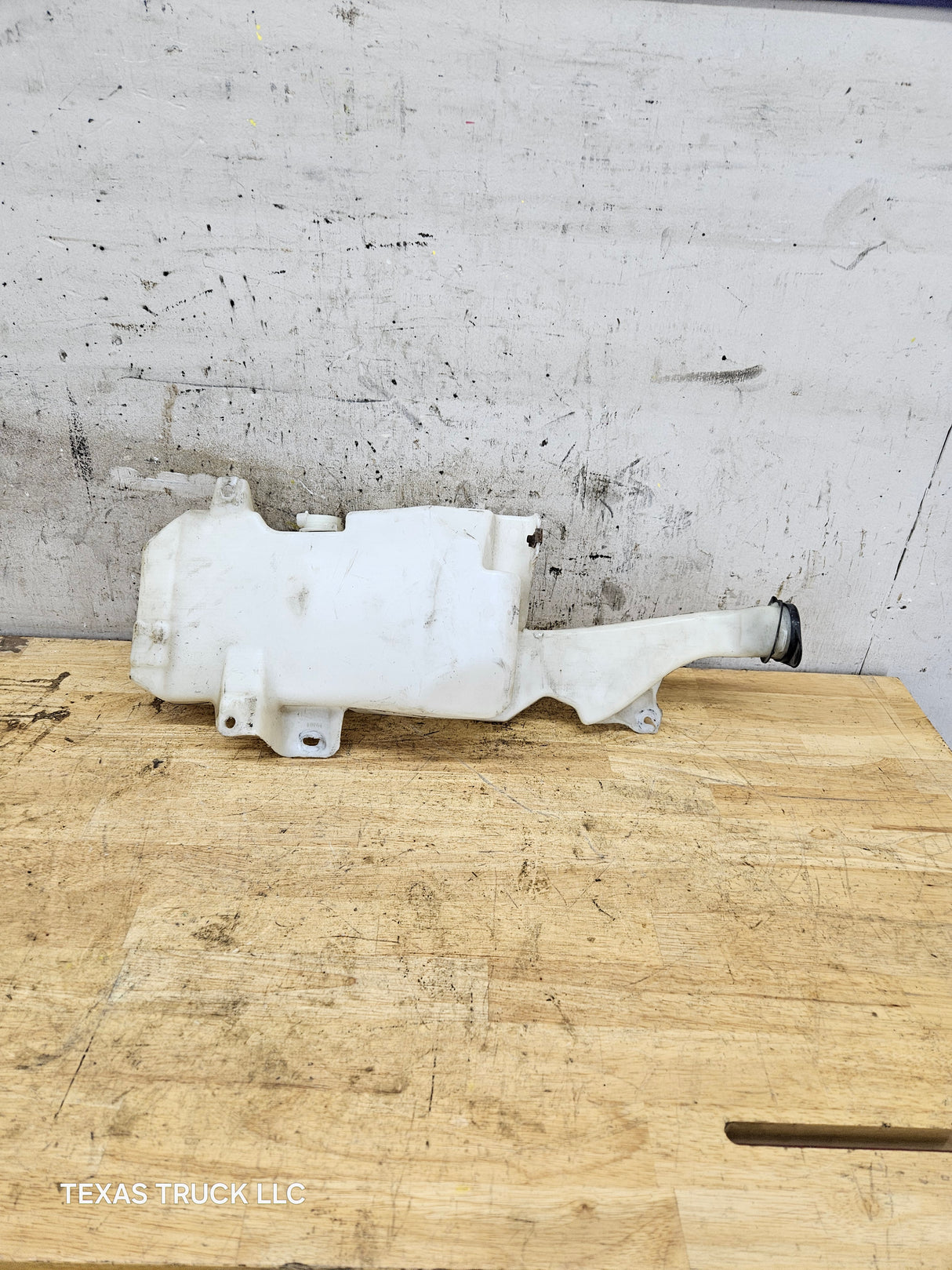 2007-2013 Chevrolet Silverado GMC Sierra Windshield Wiper Fluid Reservoir 1500 2500HD 3500HD 15917651