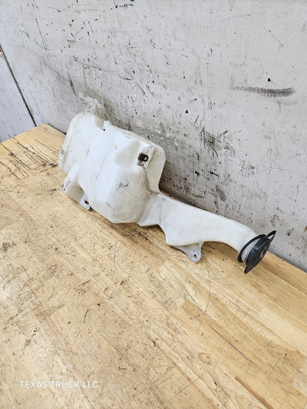 2007-2013 Chevrolet Silverado GMC Sierra Windshield Wiper Fluid Reservoir 1500 2500HD 3500HD 15917651