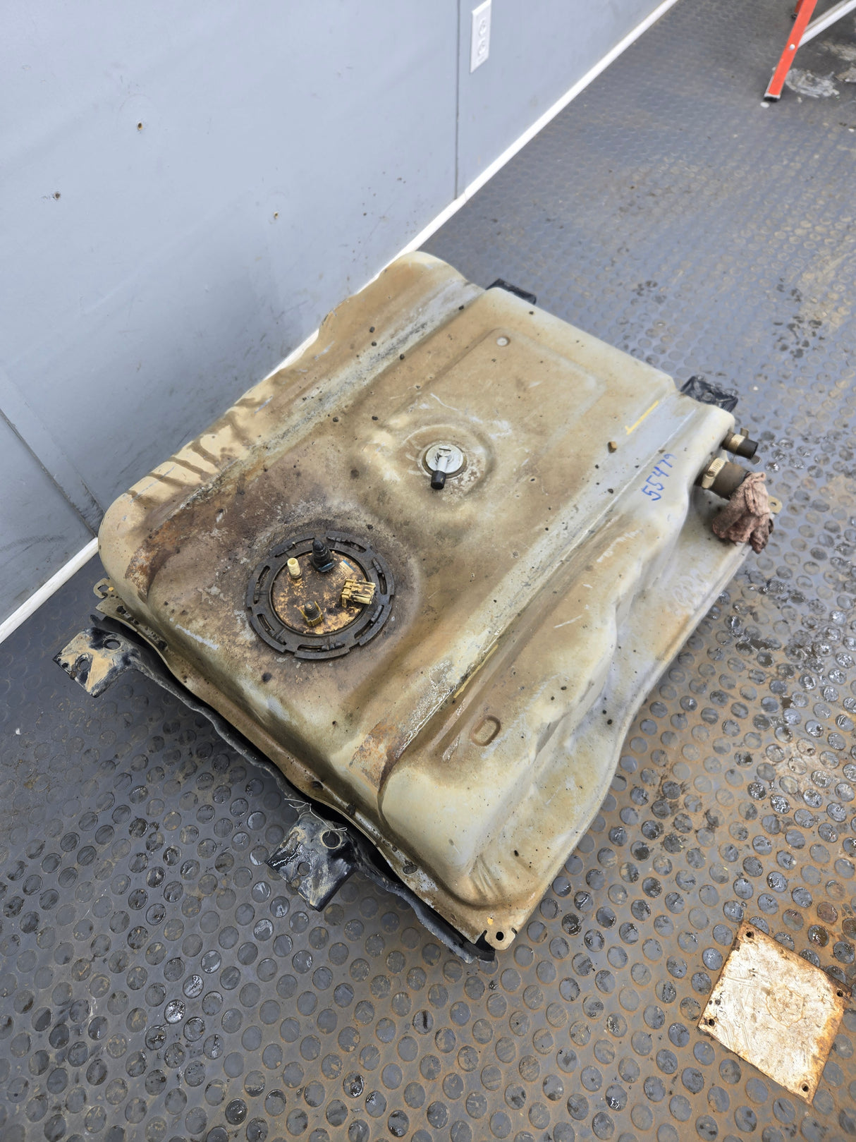 2011-2016 Ford Super Duty F350 F450 F550 Cab & Chassis Fuel Tank Rear mount behind the axle