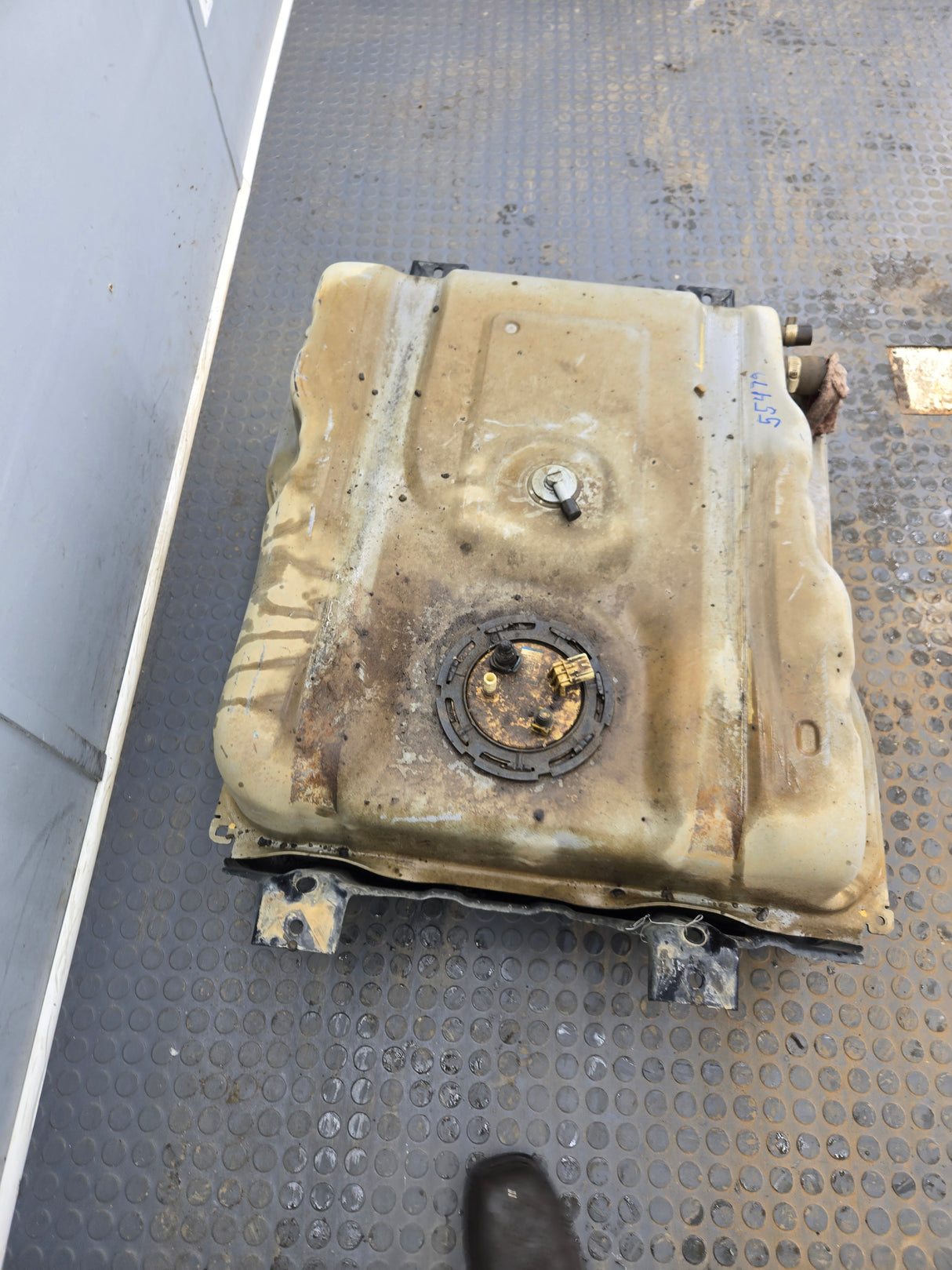 2011-2016 Ford Super Duty F350 F450 F550 Cab & Chassis Fuel Tank Rear mount behind the axle