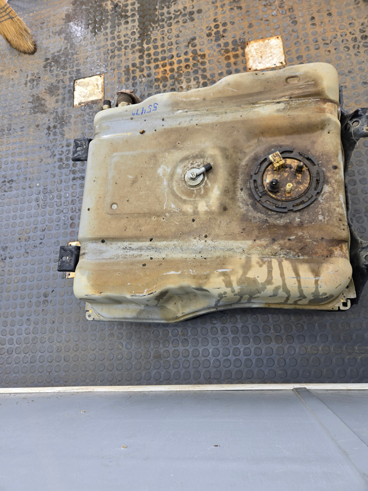 2011-2016 Ford Super Duty F350 F450 F550 Cab & Chassis Fuel Tank Rear mount behind the axle