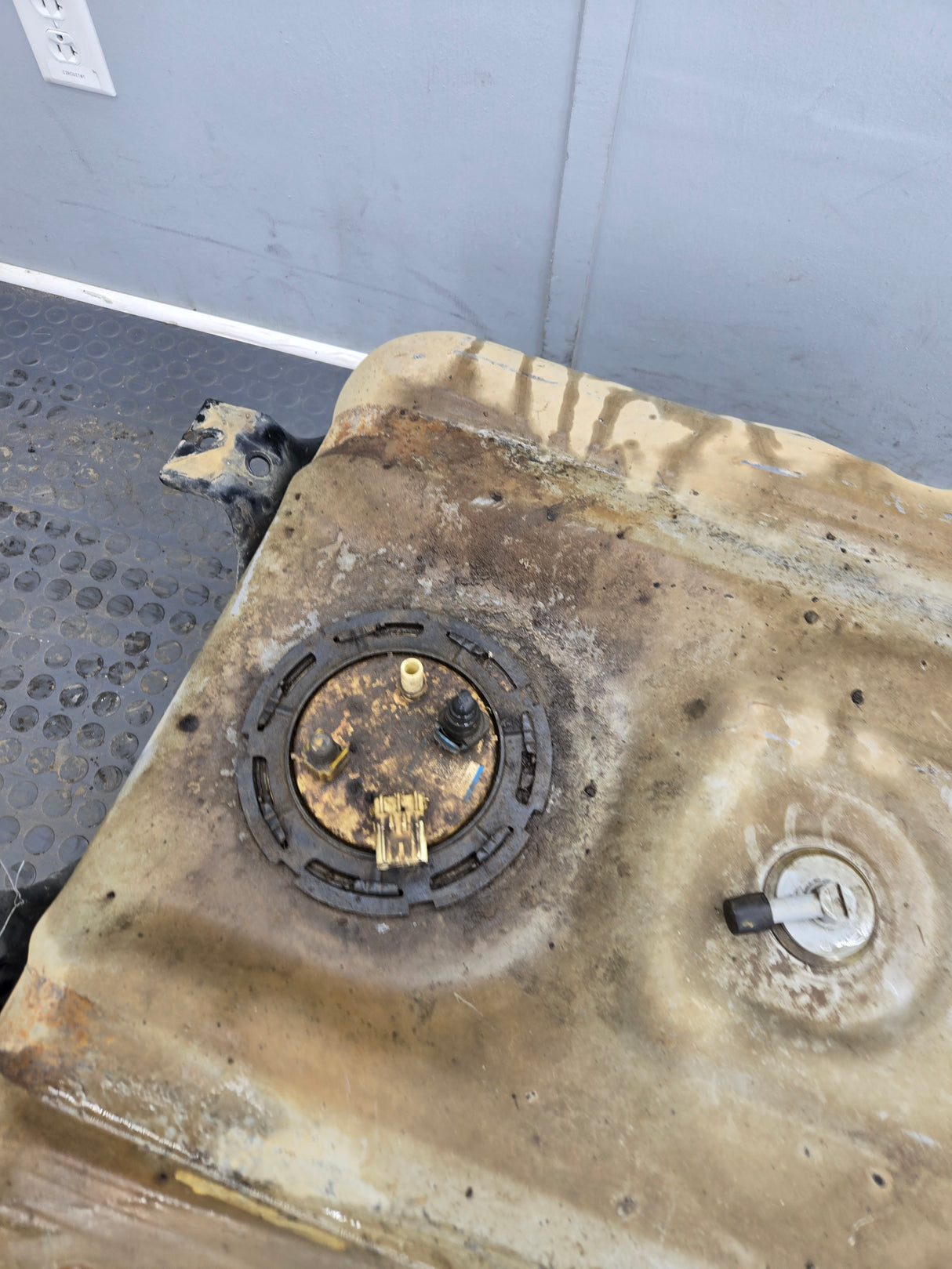 2011-2016 Ford Super Duty F350 F450 F550 Cab & Chassis Fuel Tank Rear mount behind the axle