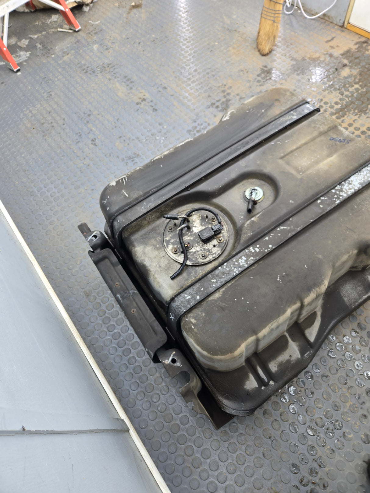 1999-2010 Ford Super Duty F350 F450 F550 Cab & Chassis Fuel Tank Rear mount behind the axle