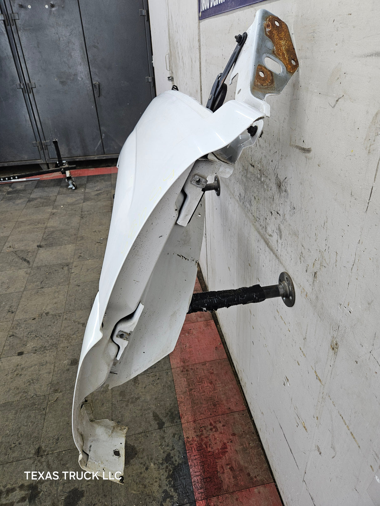 2003-2007 Chevrolet Silverado / Tahoe / Suburban 1500 2500 3500 HD LH Driver Side "Cateye" Front Fender - Summit White