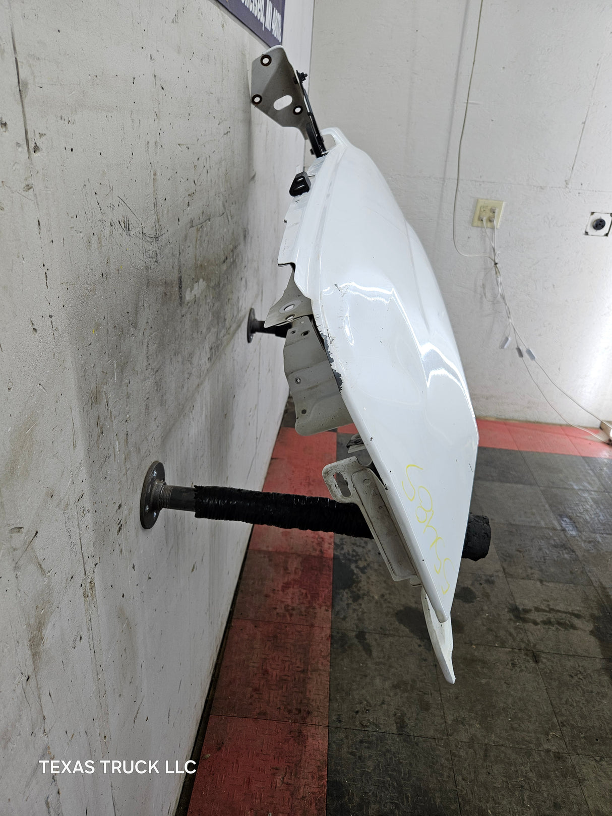 2003-2007 Chevrolet Silverado / Tahoe / Suburban 1500 2500 3500 HD LH Driver Side "Cateye" Front Fender - Summit White