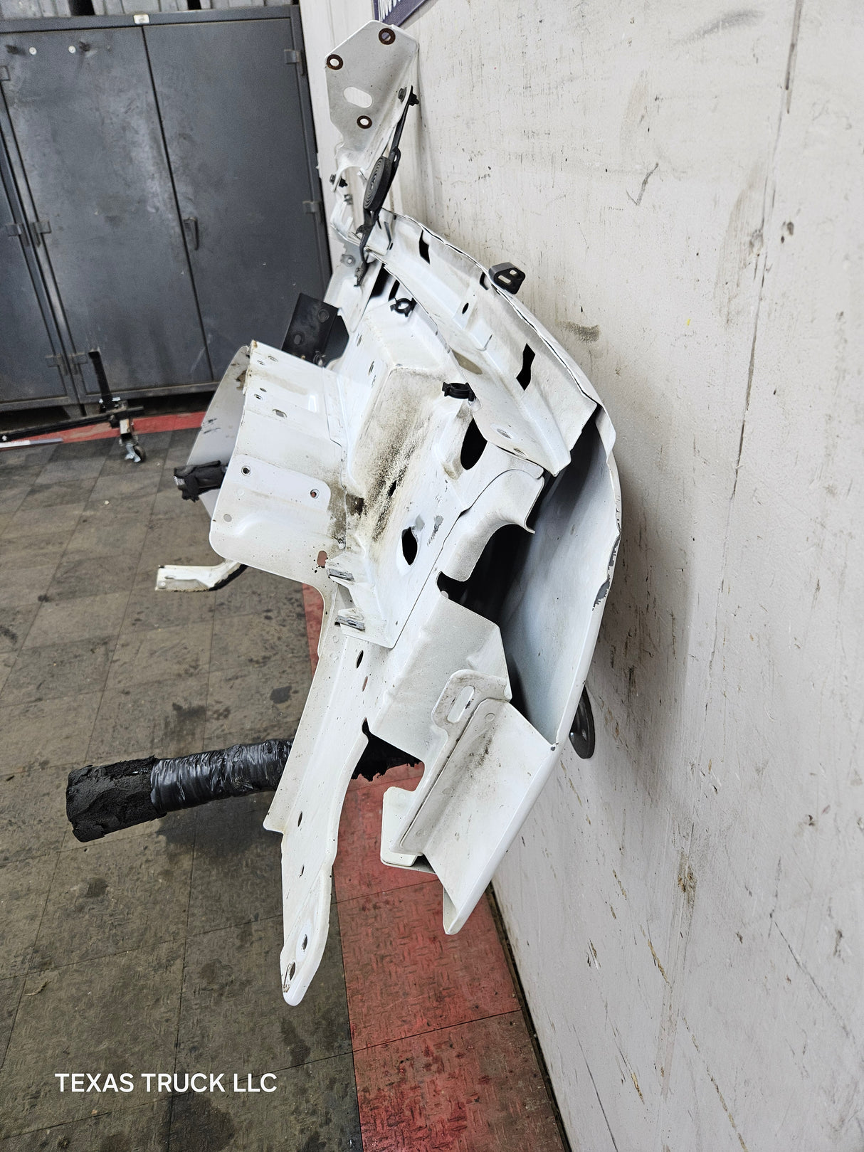 2003-2007 Chevrolet Silverado / Tahoe / Suburban 1500 2500 3500 HD LH Driver Side "Cateye" Front Fender - Summit White