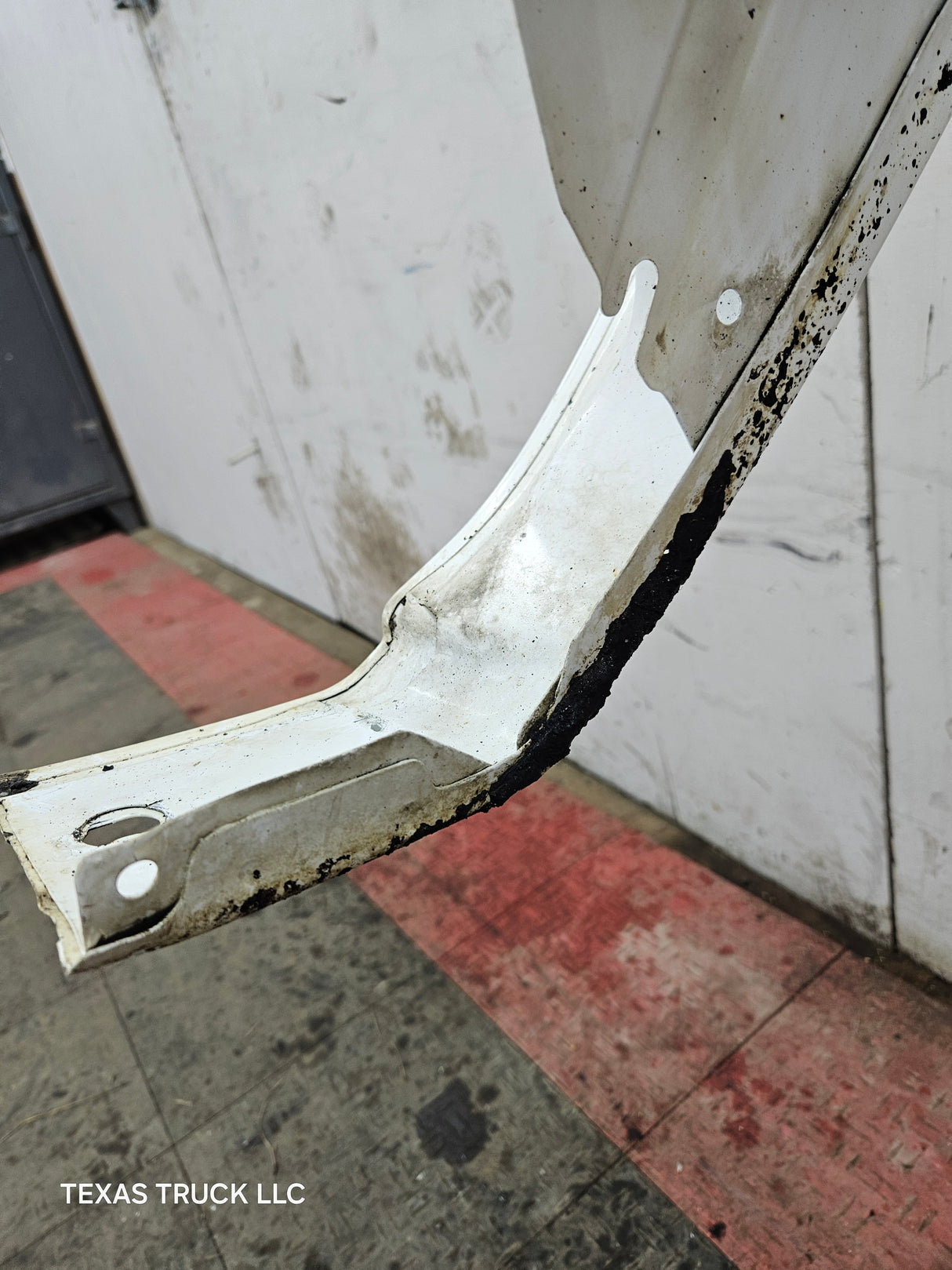 2003-2007 Chevrolet Silverado / Tahoe / Suburban 1500 2500 3500 HD LH Driver Side "Cateye" Front Fender - Summit White