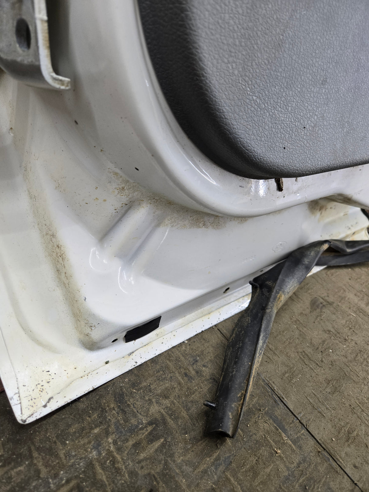 2008-2016 Ford Super Duty F250 F350 F450 F550 LH Extended Cab Driver Side Rear Door - Oxford White