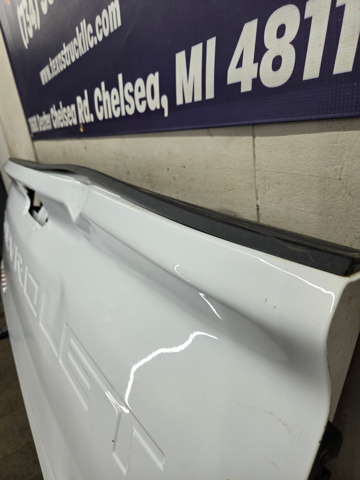 2019-2025 Chevrolet Silverado 2500 3500 Truck Tailgate Power Up/Down Shell *Damage