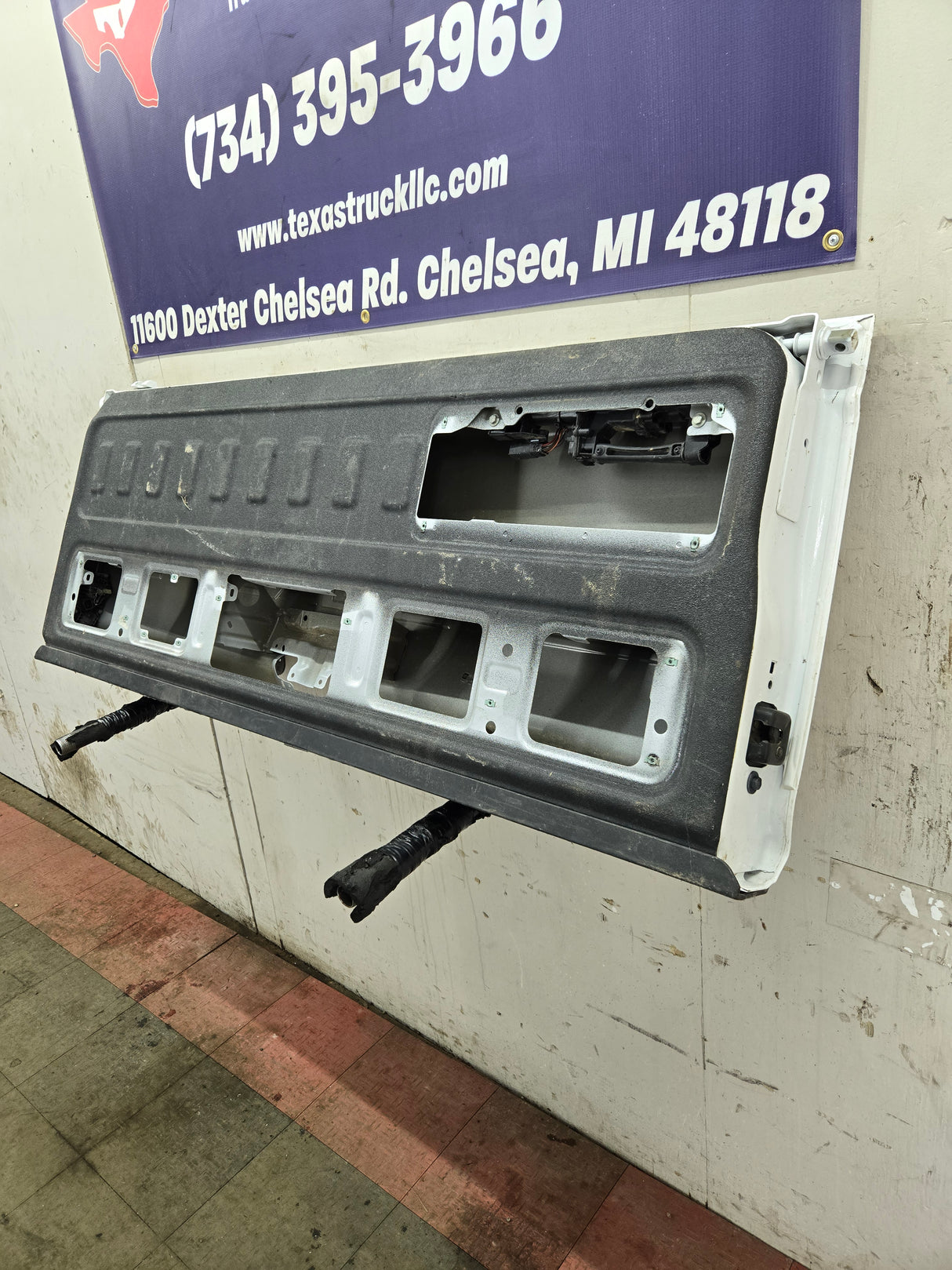 2019-2025 Chevrolet Silverado 2500 3500 Truck Tailgate Power Up/Down Shell *Damage