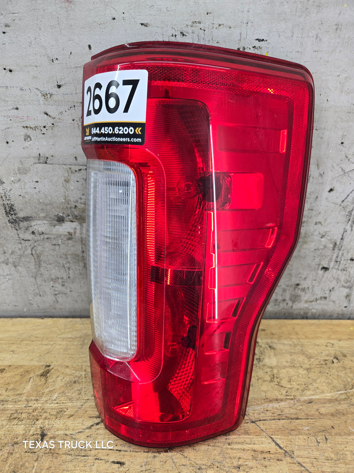 2017-2019 Ford Super Duty F250 F350 F450 F550 RH Passenger Side Tail Light Halogen HC3B-13B504-AD