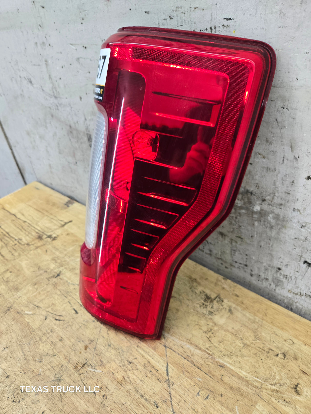 2017-2019 Ford Super Duty F250 F350 F450 F550 RH Passenger Side Tail Light Halogen HC3B-13B504-AD