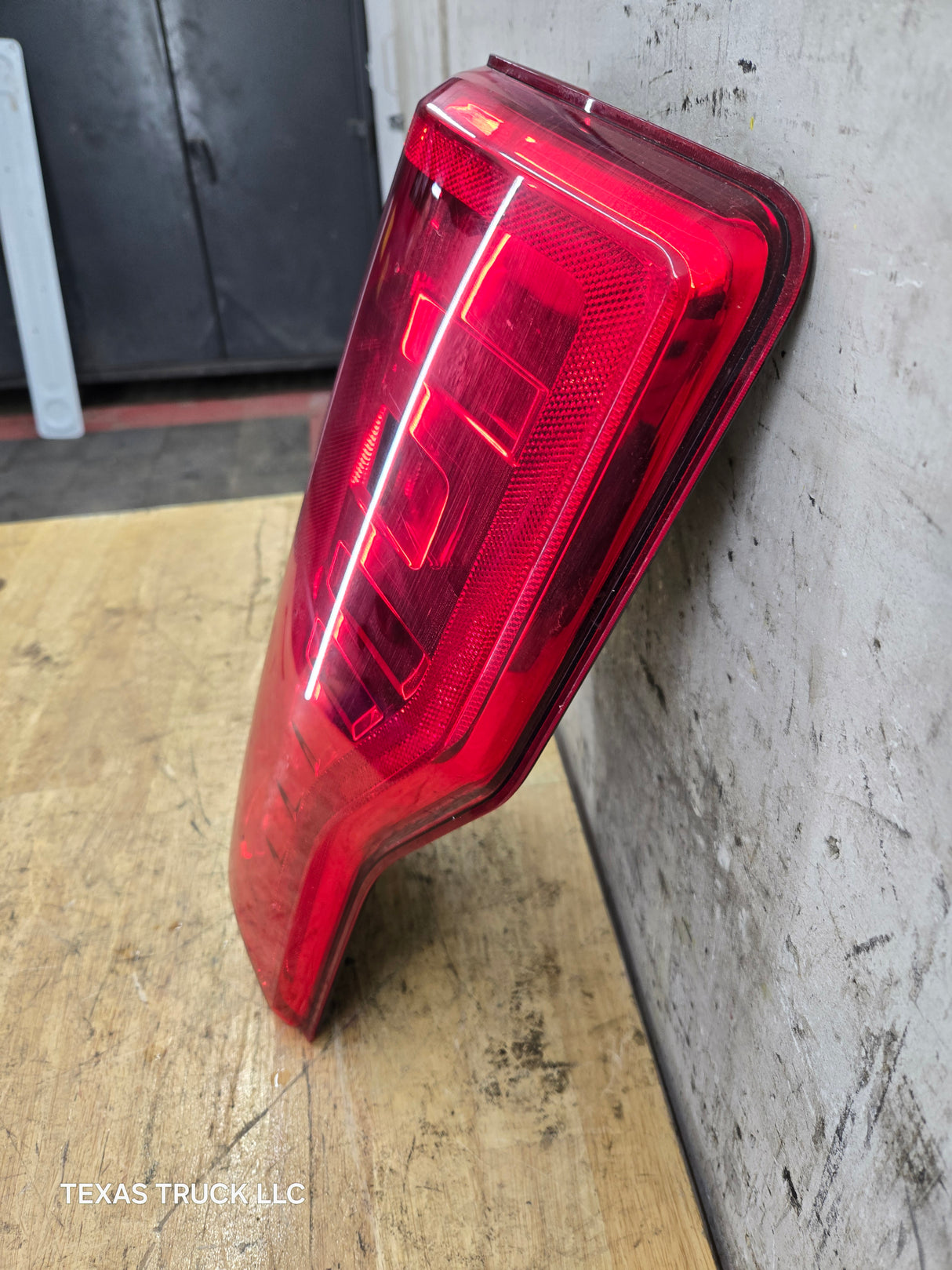 2017-2019 Ford Super Duty F250 F350 F450 F550 RH Passenger Side Tail Light Halogen HC3B-13B504-AD