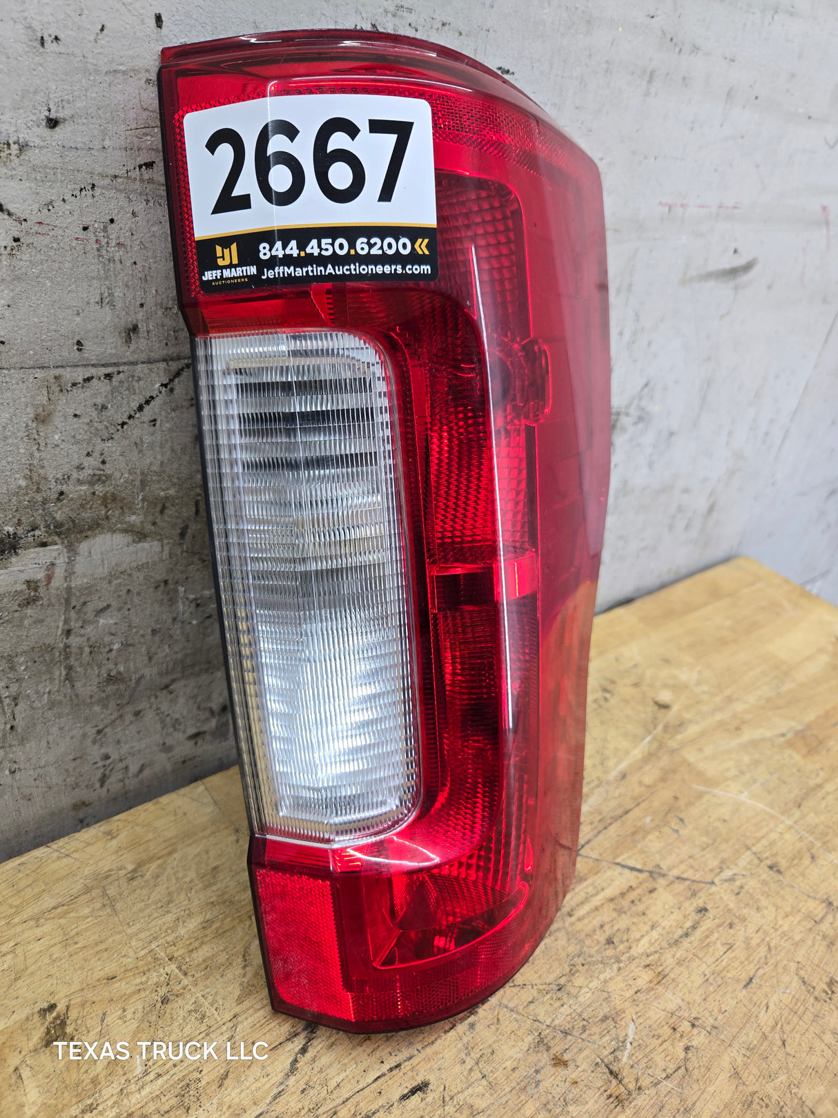 2017-2019 Ford Super Duty F250 F350 F450 F550 RH Passenger Side Tail Light Halogen HC3B-13B504-AD