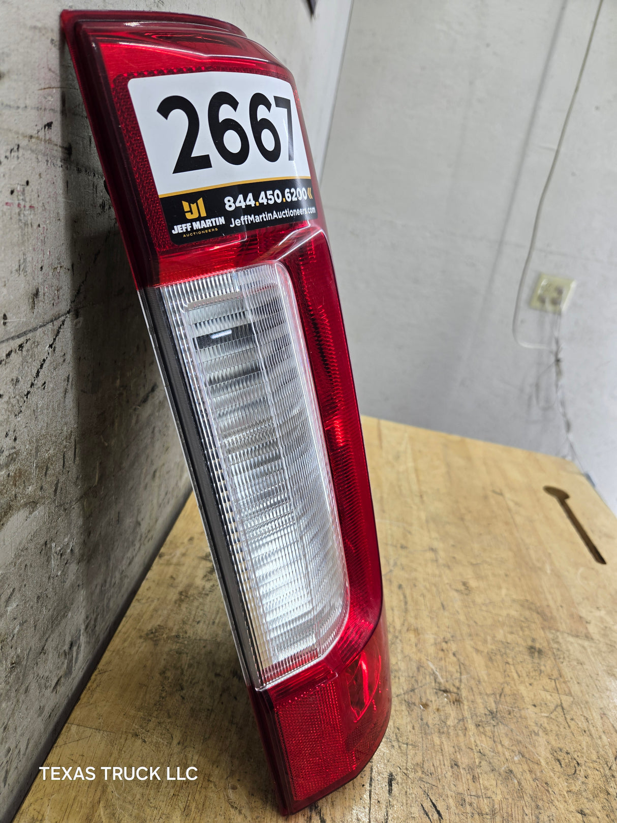 2017-2019 Ford Super Duty F250 F350 F450 F550 RH Passenger Side Tail Light Halogen HC3B-13B504-AD