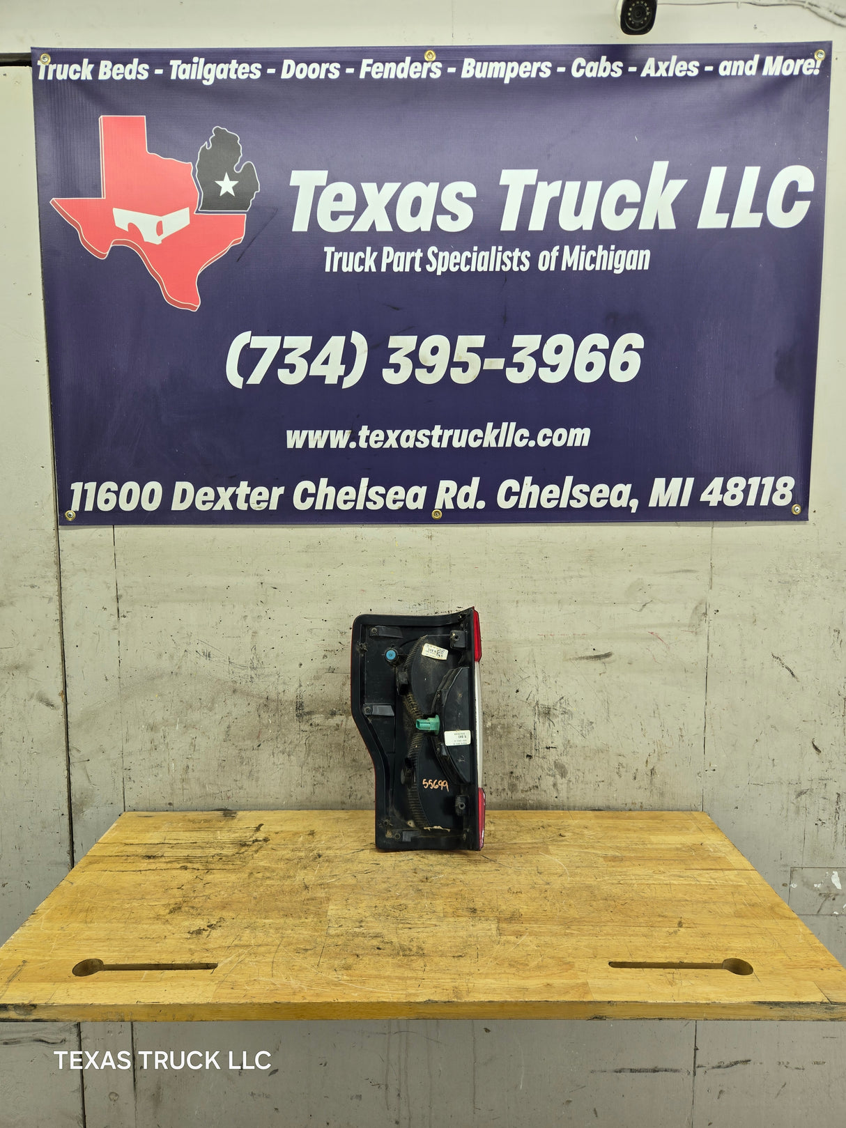 2017-2019 Ford Super Duty F250 F350 F450 F550 RH Passenger Side Tail Light Halogen HC3B-13B504-AD