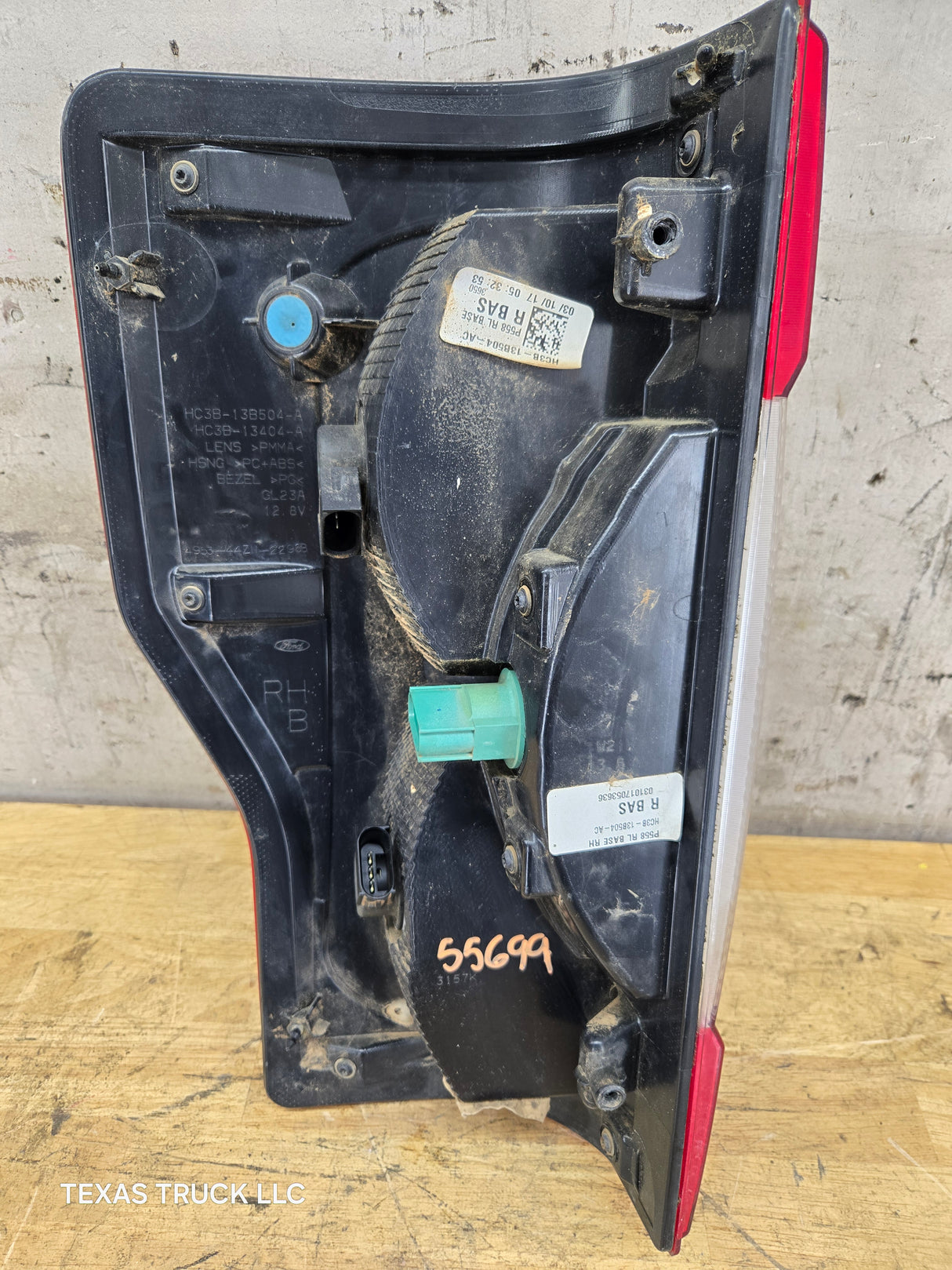 2017-2019 Ford Super Duty F250 F350 F450 F550 RH Passenger Side Tail Light Halogen HC3B-13B504-AD