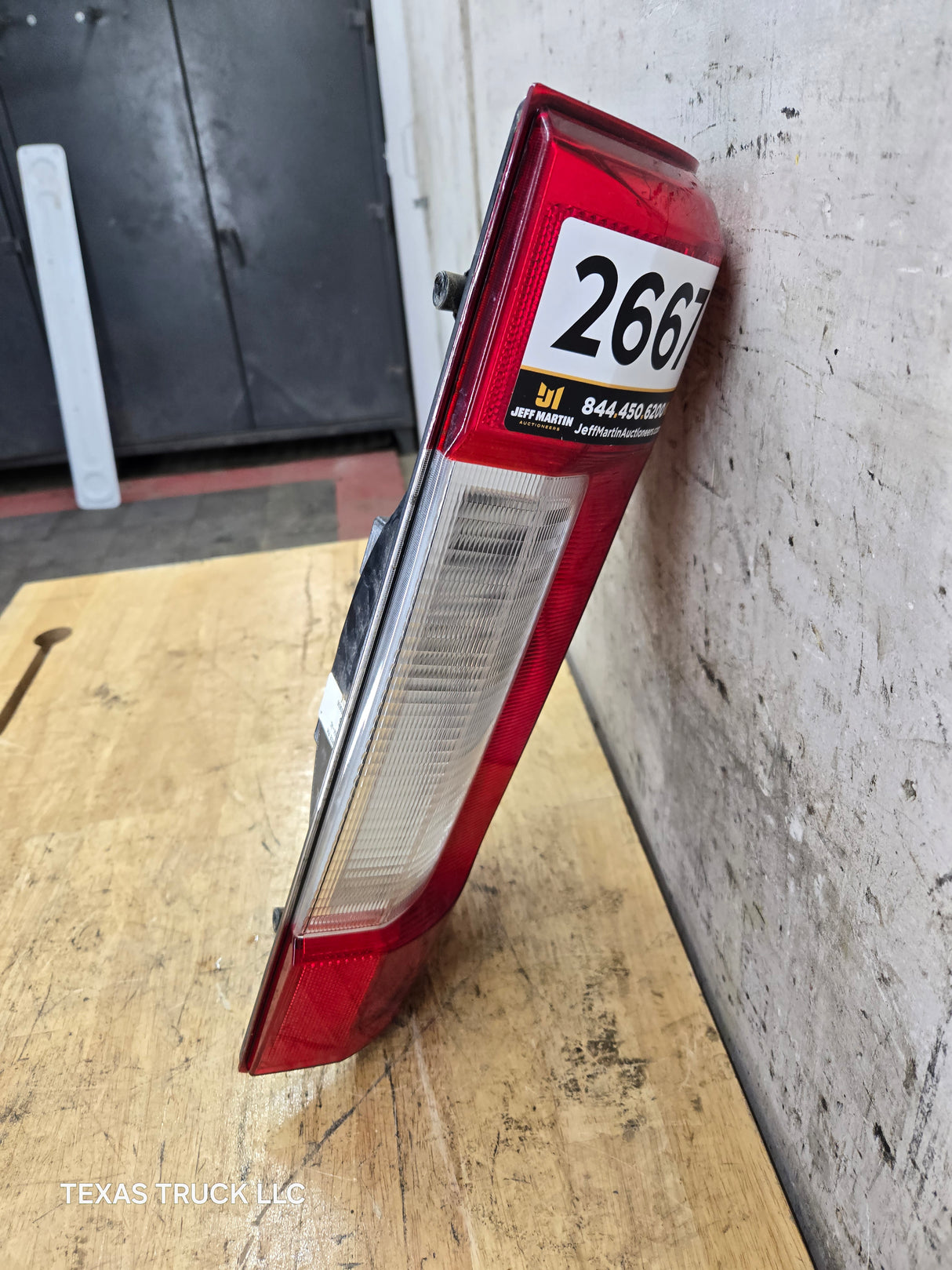 2017-2019 Ford Super Duty F250 F350 F450 F550 RH Passenger Side Tail Light Halogen HC3B-13B504-AD