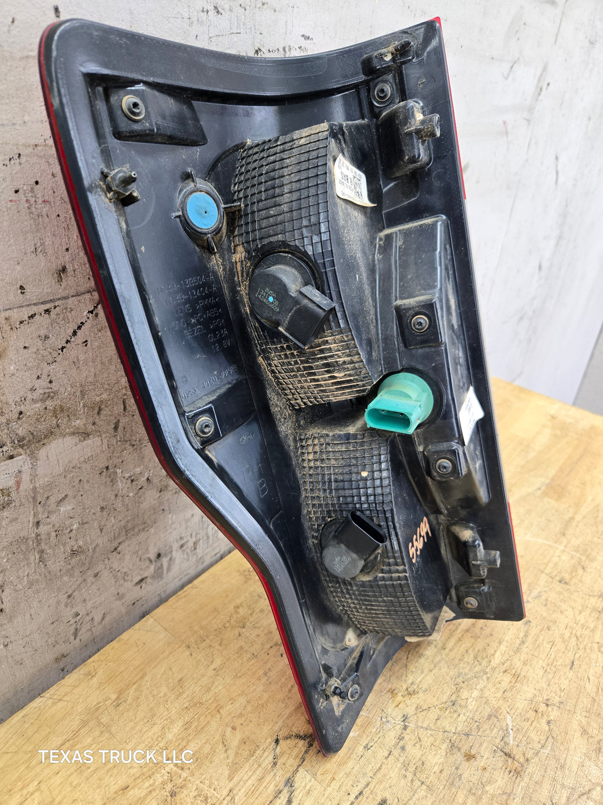 2017-2019 Ford Super Duty F250 F350 F450 F550 RH Passenger Side Tail Light Halogen HC3B-13B504-AD