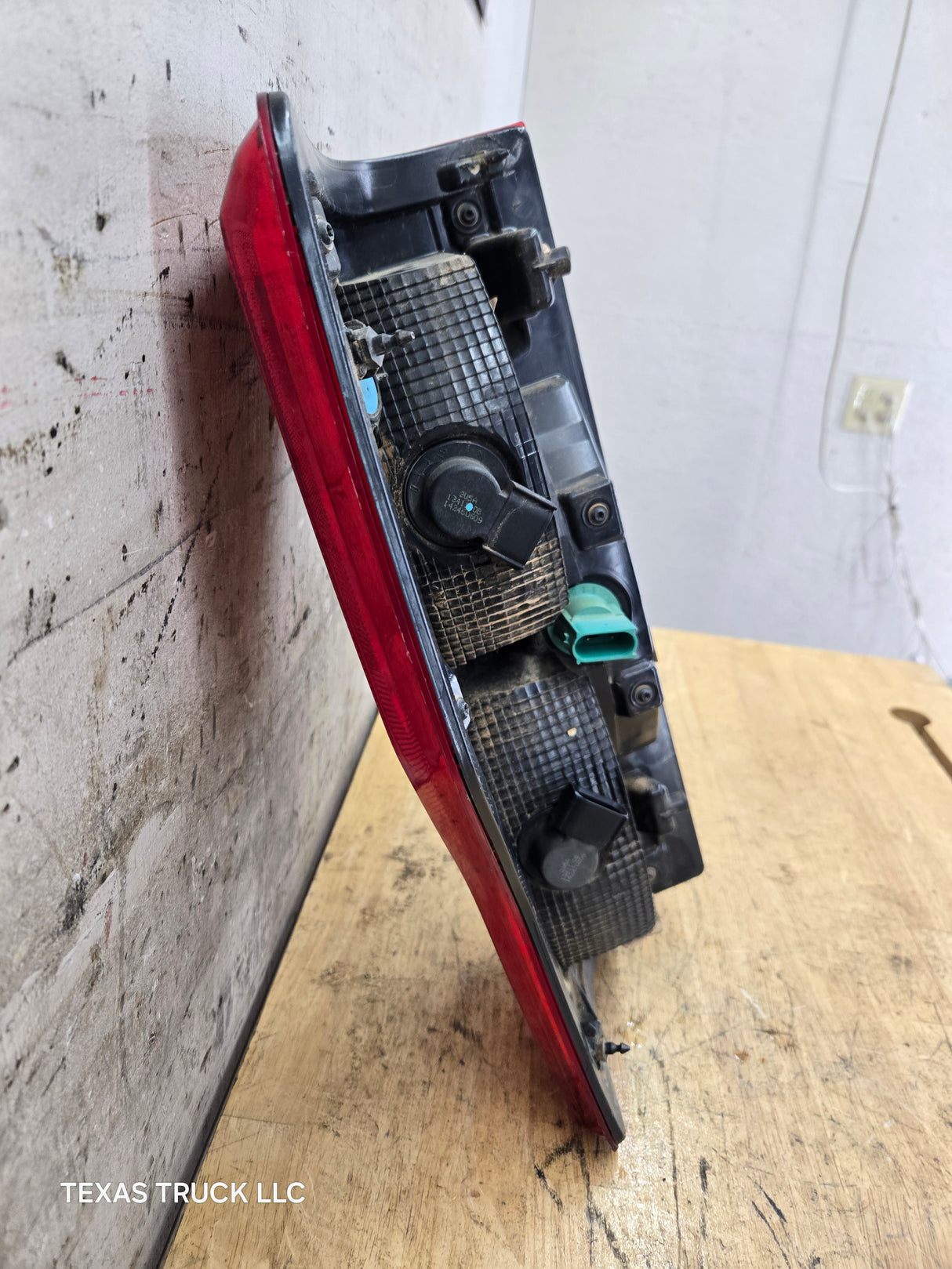 2017-2019 Ford Super Duty F250 F350 F450 F550 RH Passenger Side Tail Light Halogen HC3B-13B504-AD