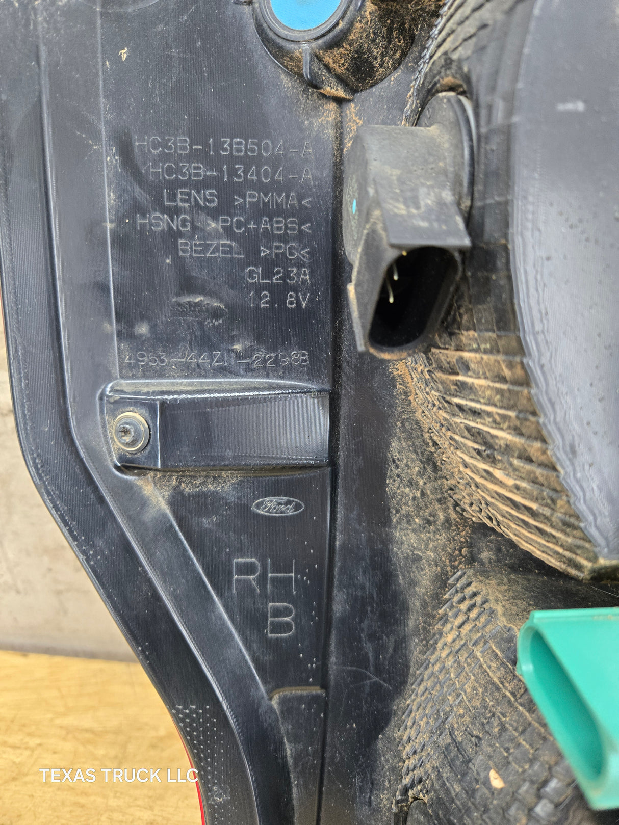 2017-2019 Ford Super Duty F250 F350 F450 F550 RH Passenger Side Tail Light Halogen HC3B-13B504-AD