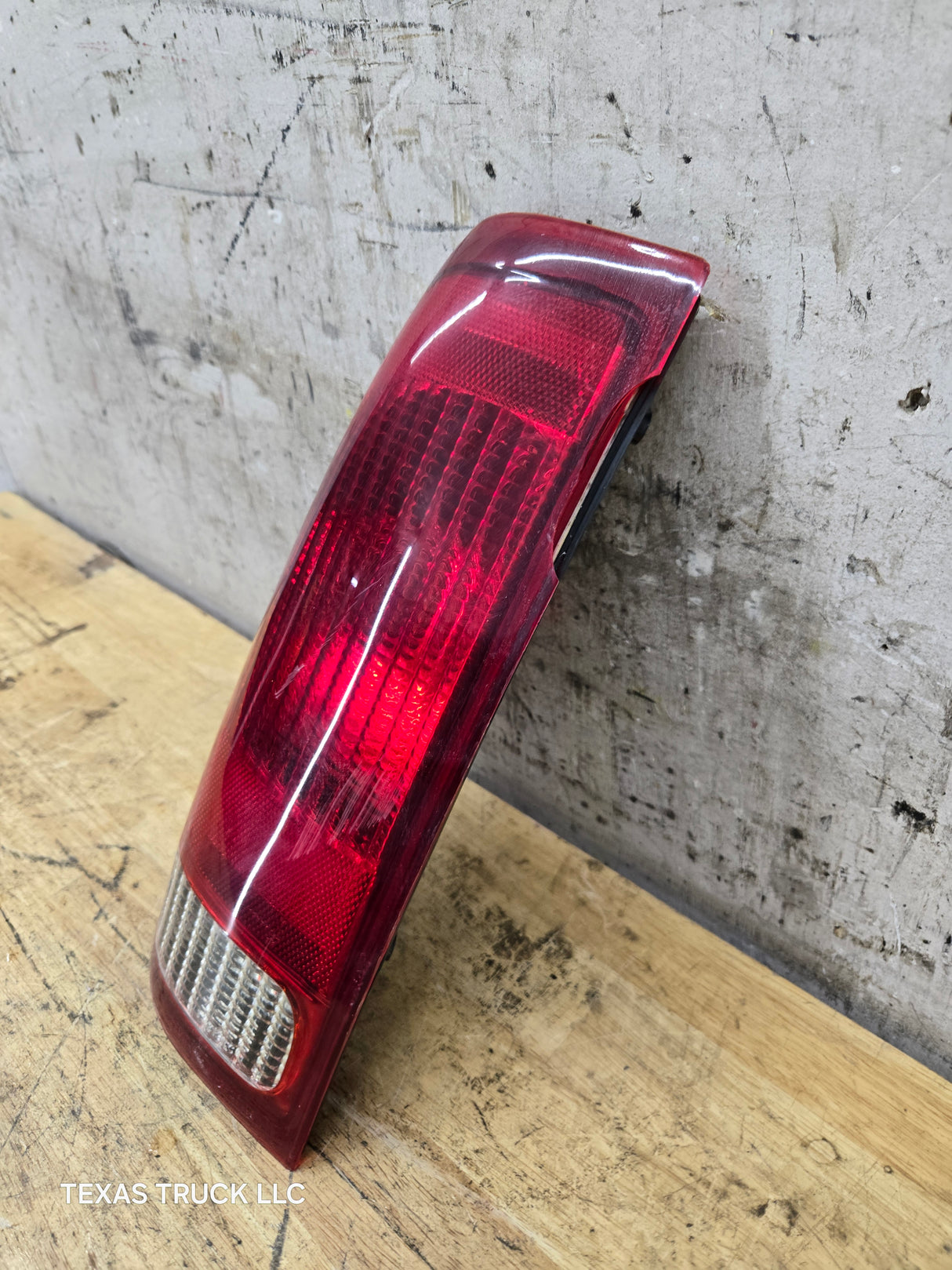 1999-2007 Ford Super Duty F250 F350 F450 F550 LH Driver Side Tail Light