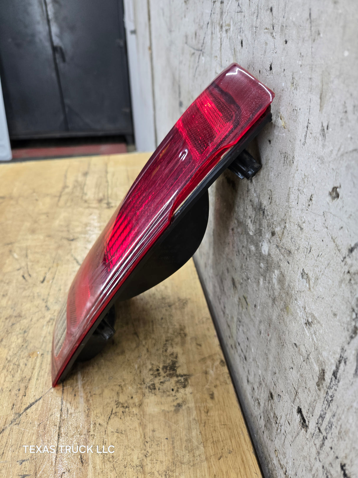 1999-2007 Ford Super Duty F250 F350 F450 F550 LH Driver Side Tail Light