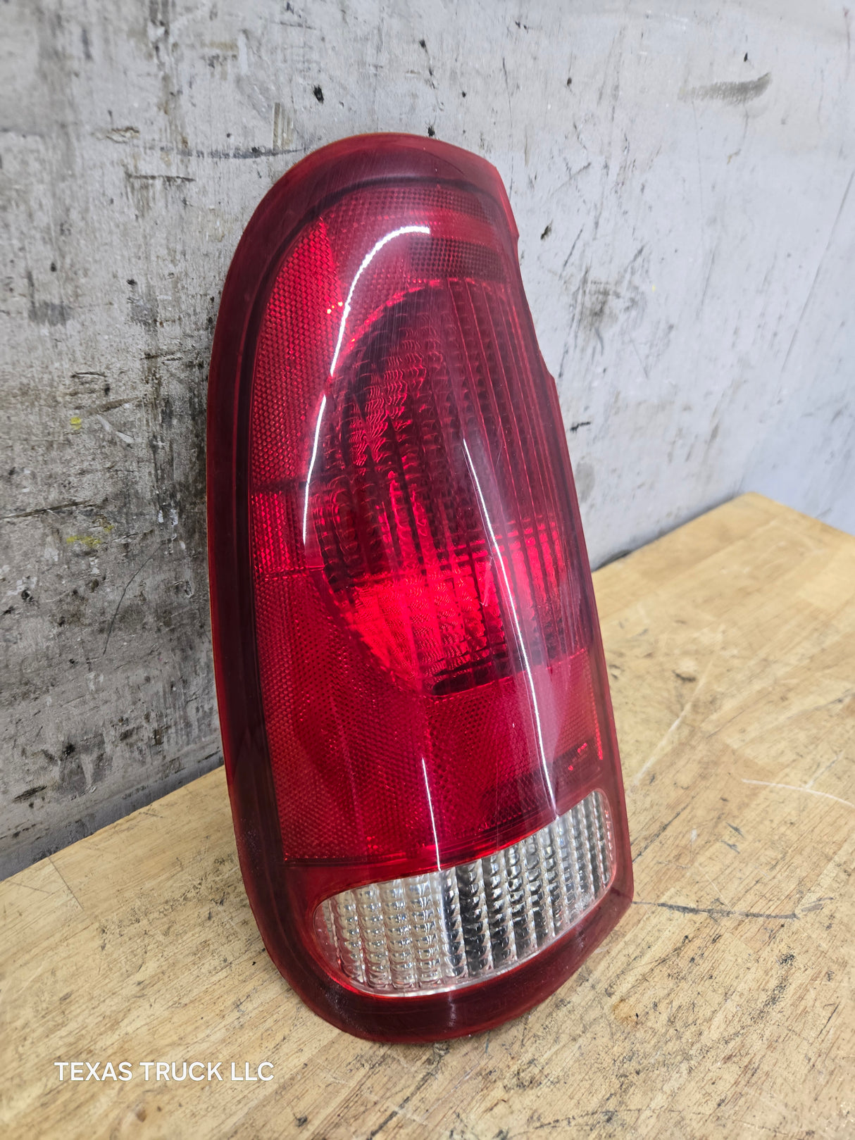 1999-2007 Ford Super Duty F250 F350 F450 F550 LH Driver Side Tail Light