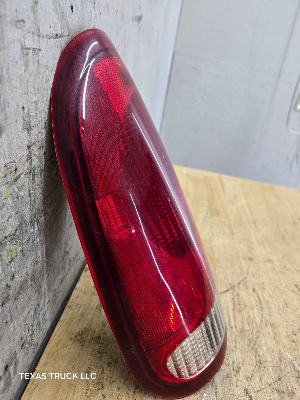1999-2007 Ford Super Duty F250 F350 F450 F550 LH Driver Side Tail Light